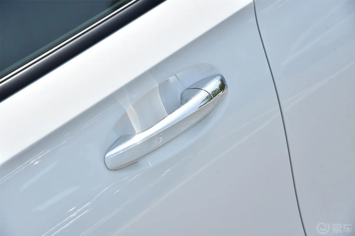 奔驰A级A 220 L 4MATIC 运动轿车外观