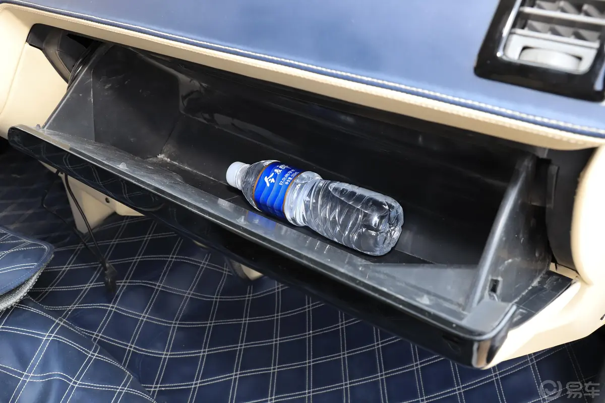 风景G92.4L 手动 政务版 汽油 7座手套箱空间水瓶横置