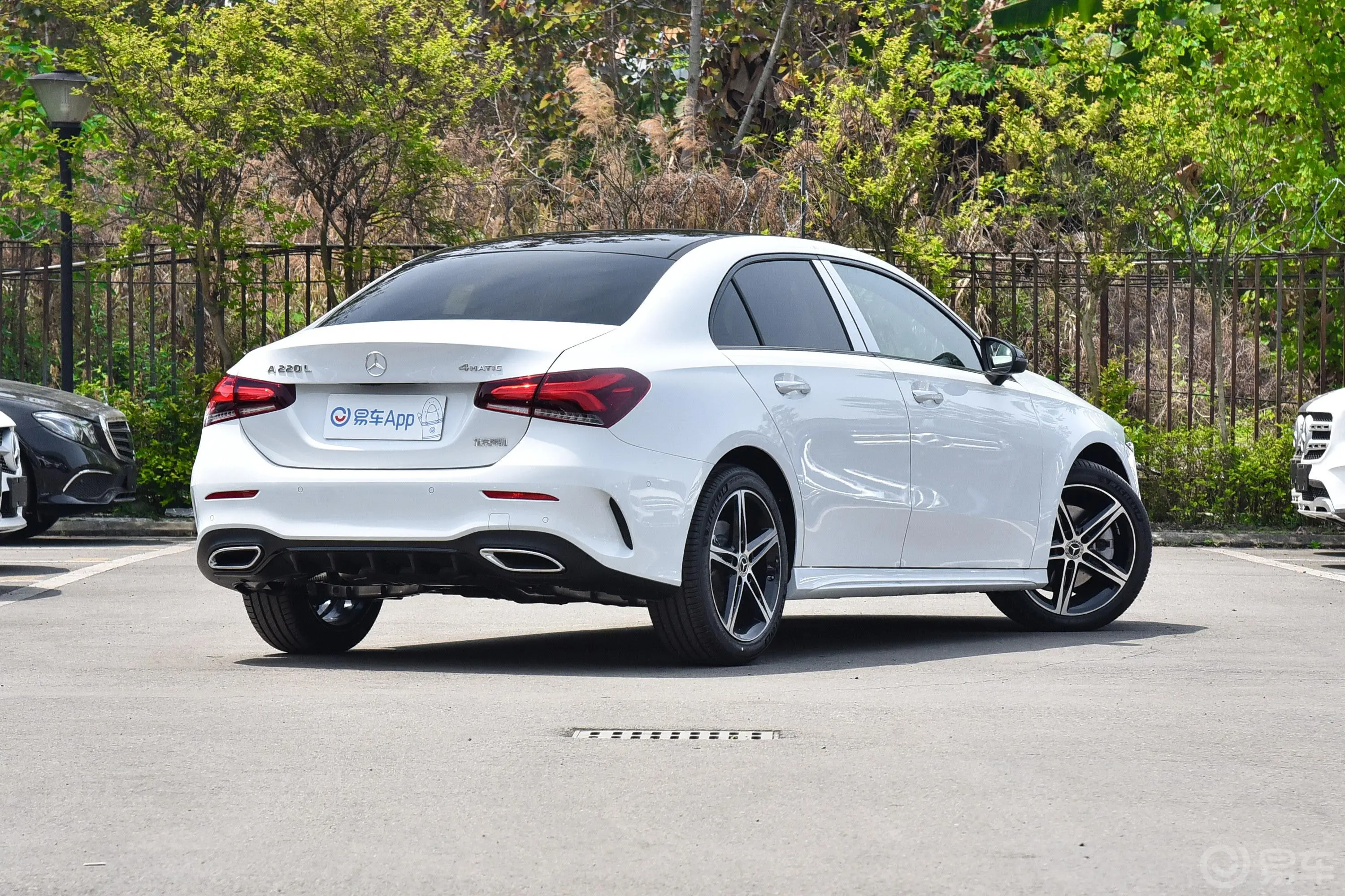 奔驰A级A 220 L 4MATIC 运动轿车外观