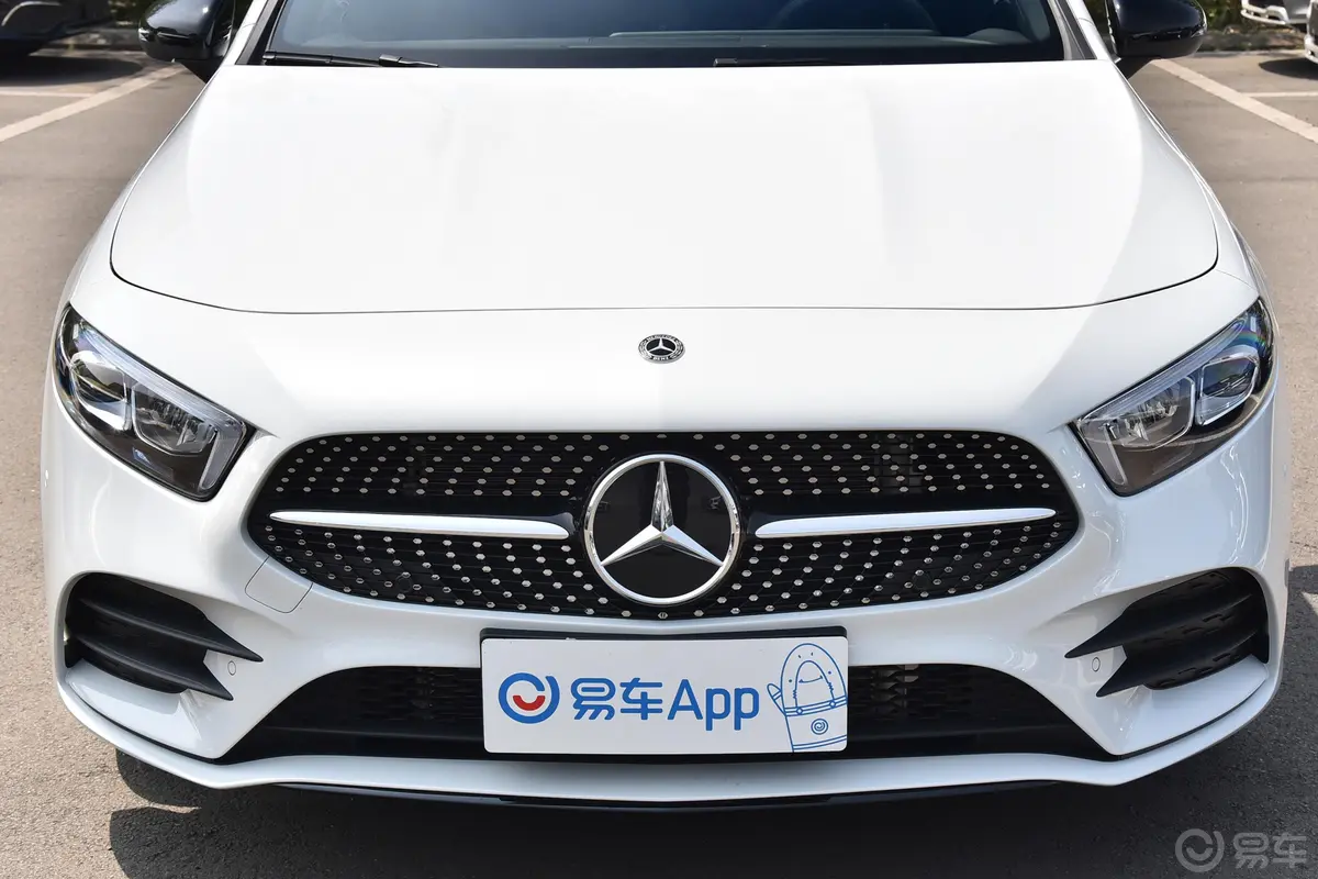 奔驰A级A 220 L 4MATIC 运动轿车外观