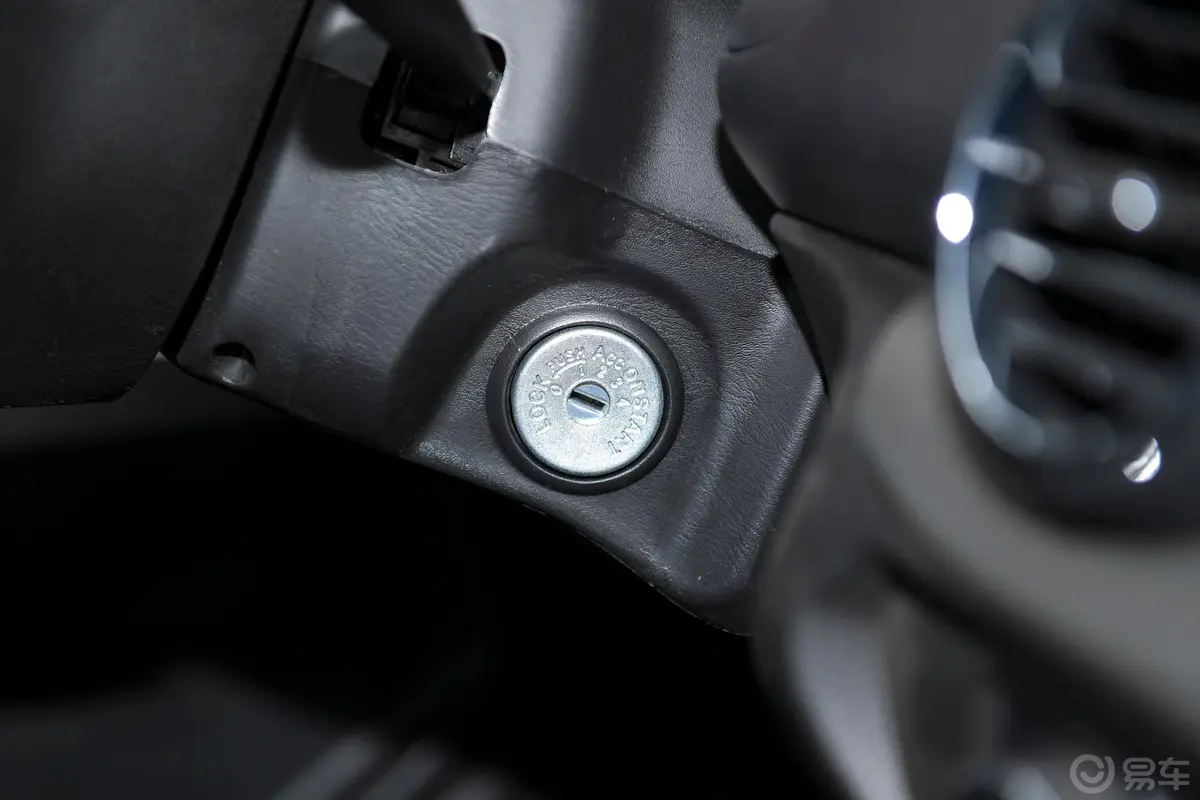 锐骐标箱 2.4L 手动 两驱 标准版 汽油 国VI钥匙孔或一键启动按键