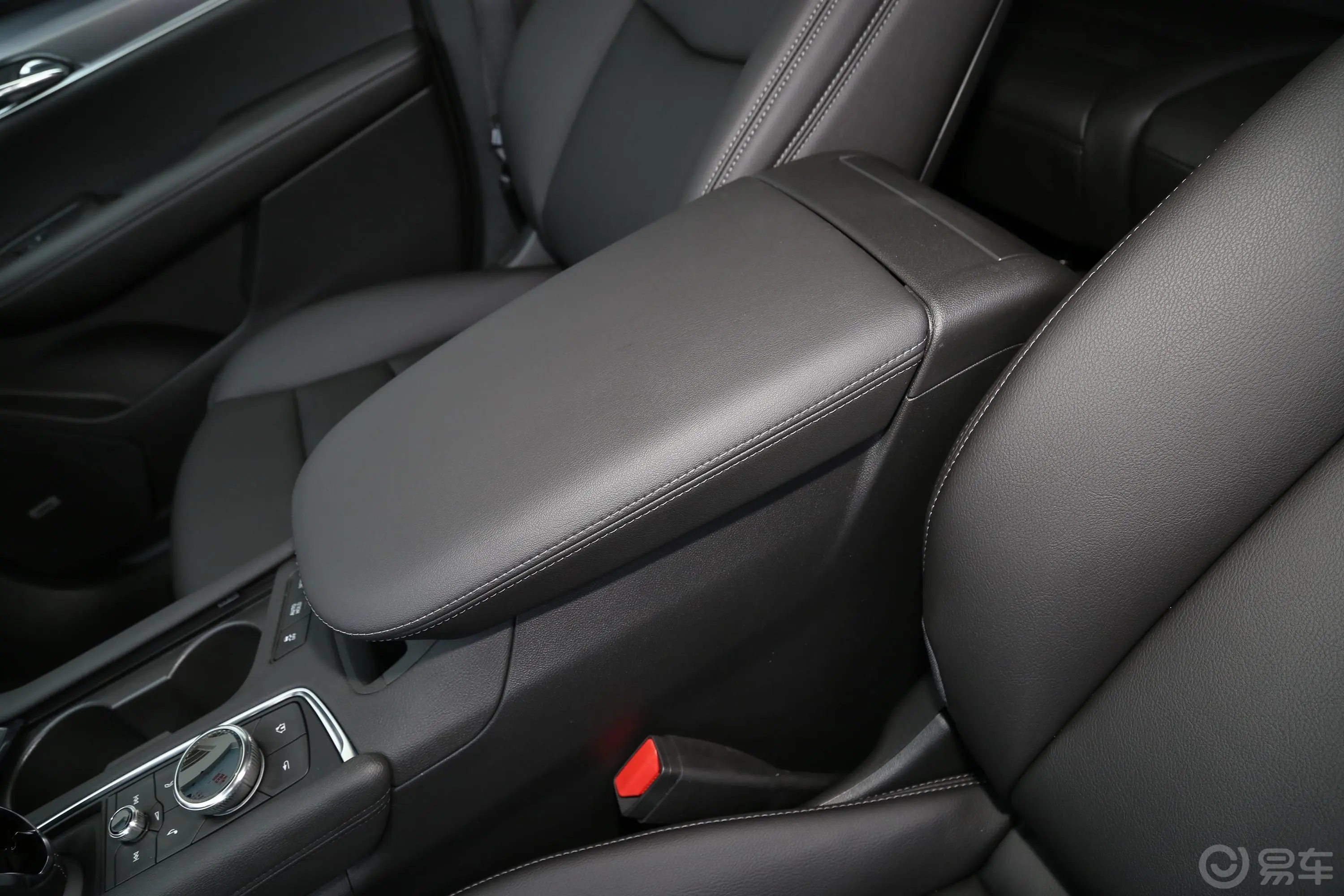 凯迪拉克XT5改款 28T 四驱 技术型前排中央扶手