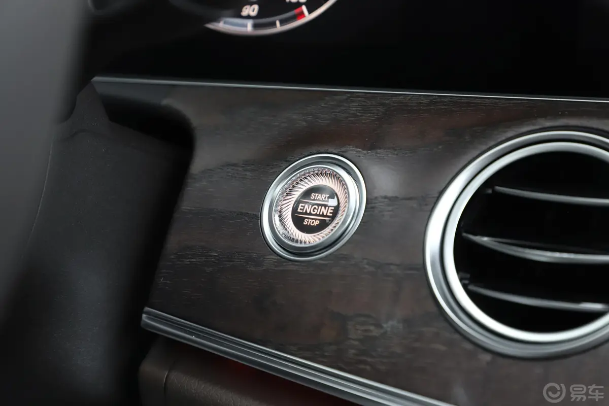 奔驰E级改款 E 300 L 殊享版钥匙孔或一键启动按键