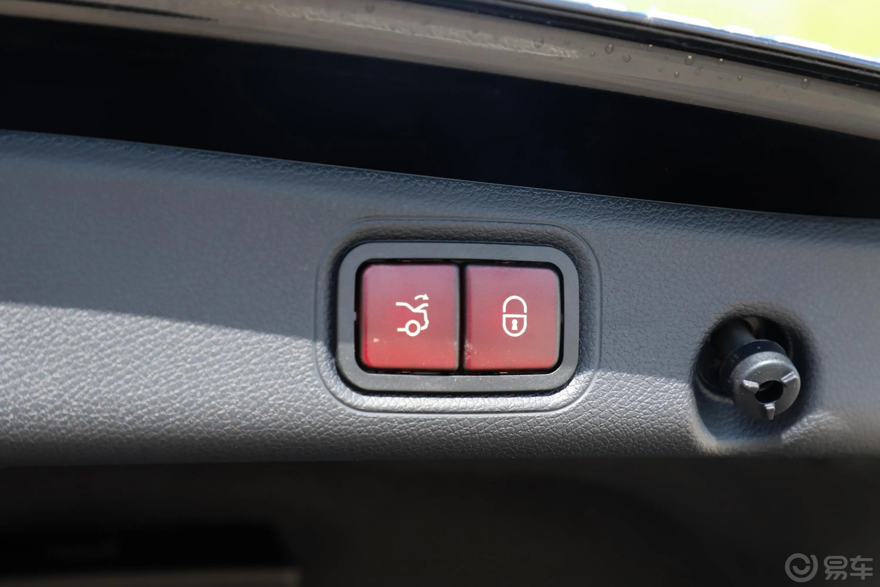 奔驰E级改款 E 300 L 殊享版电动尾门按键（手动扶手）