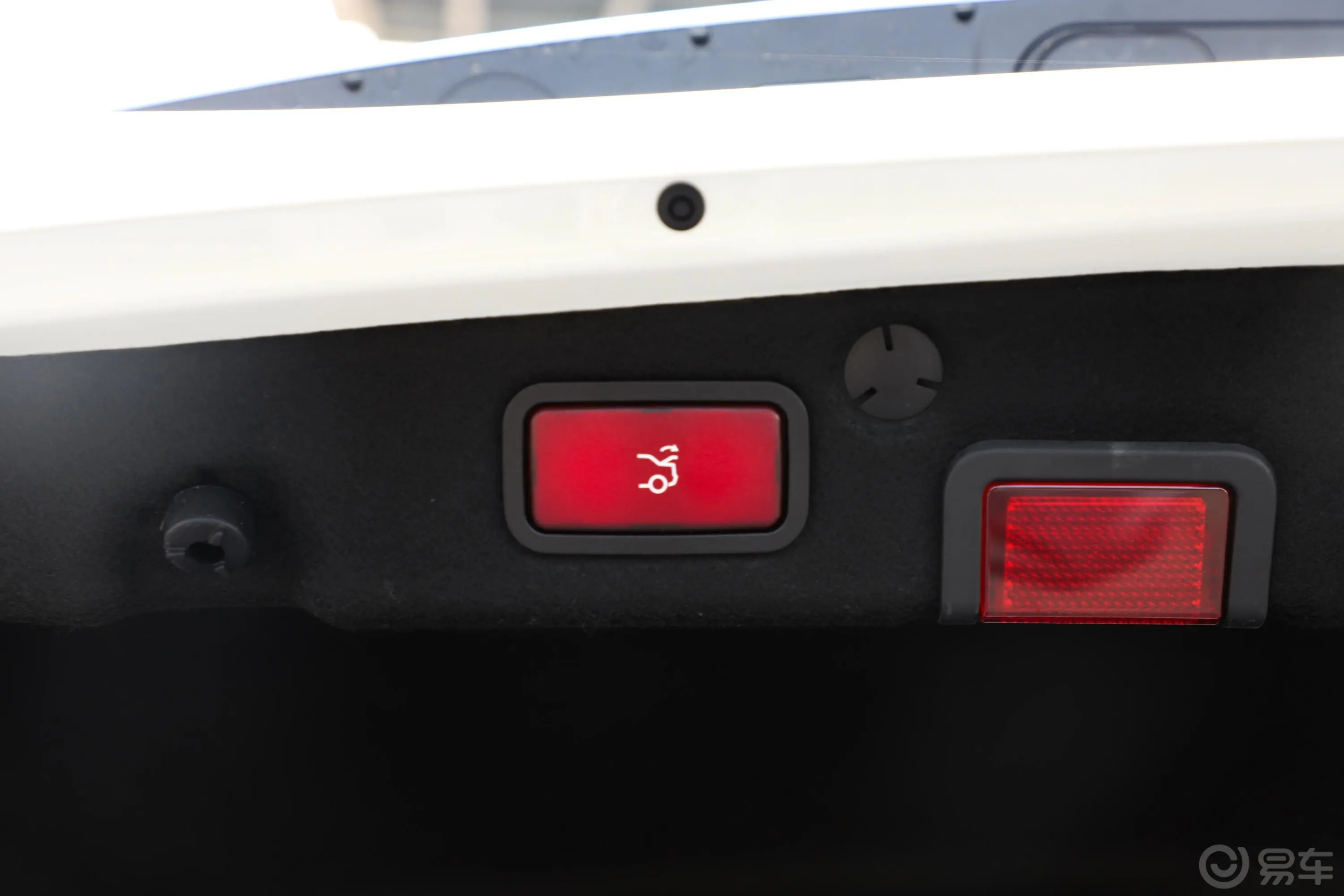 奔驰C级改款 C 260 L 运动版电动尾门按键（手动扶手）