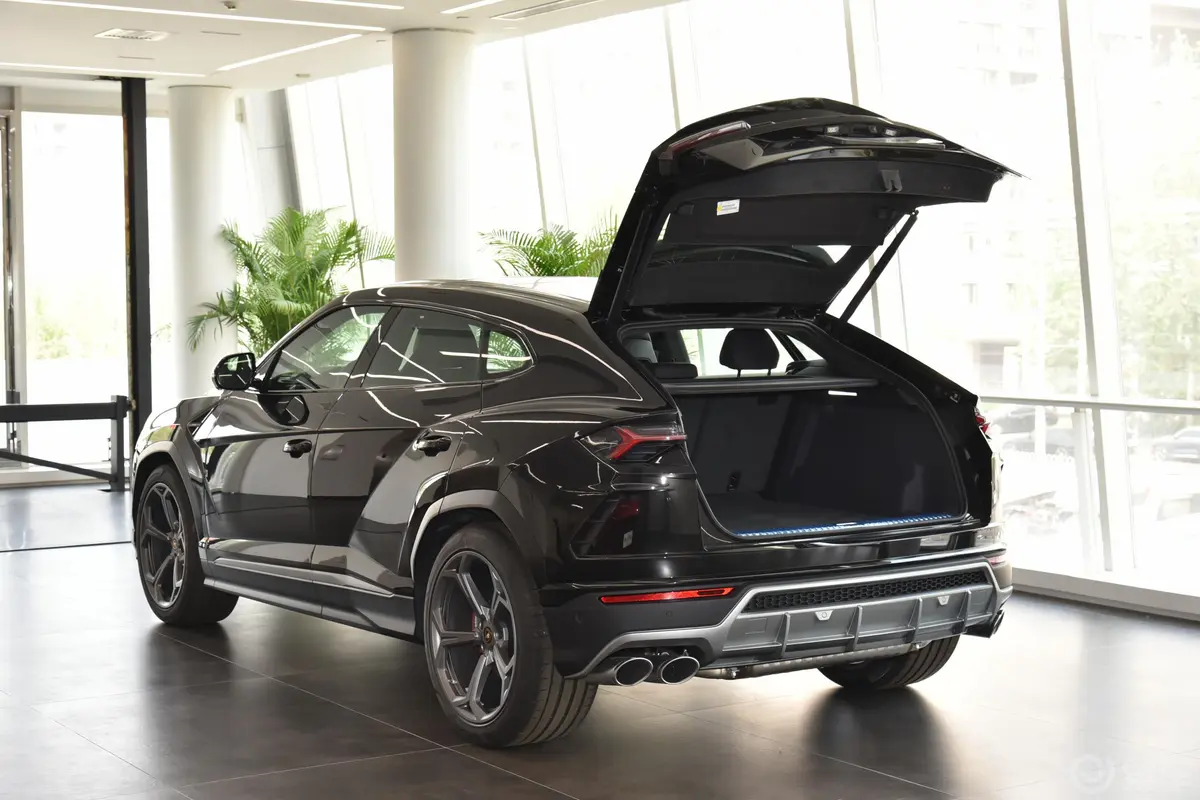 Urus4.0T V8空间