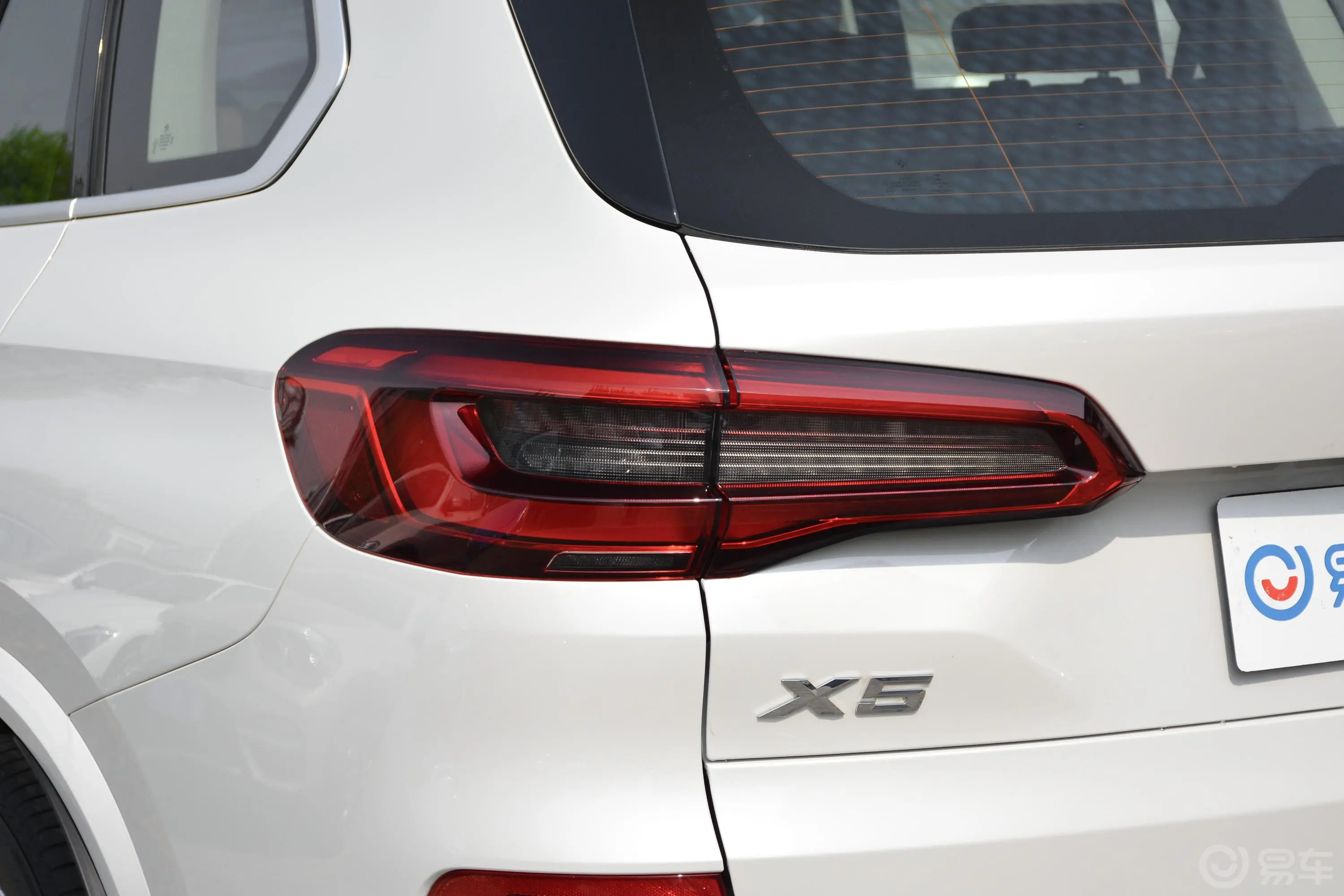 宝马X5 插电混动(进口)xDrive45e M运动套装尾灯侧45度俯拍