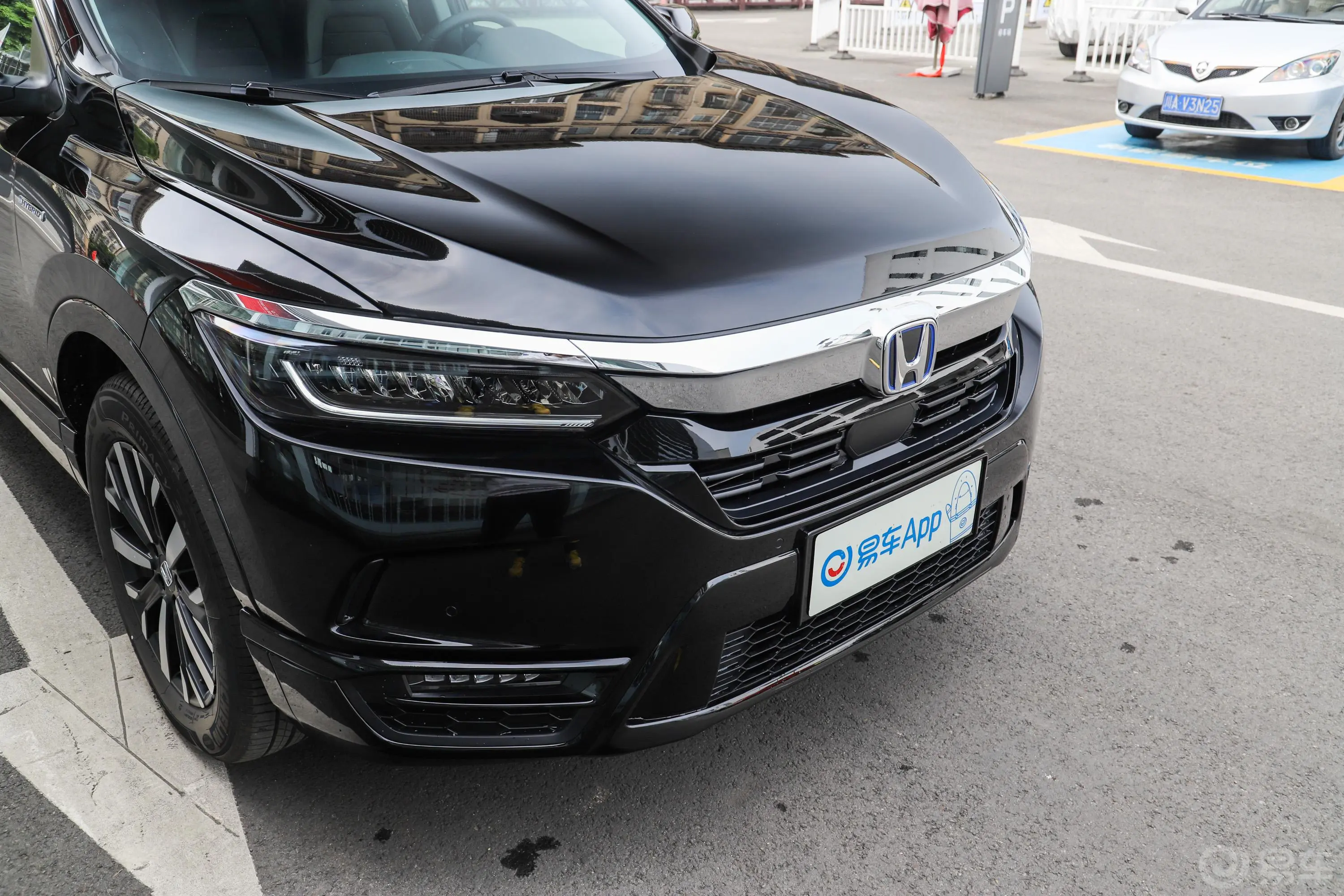 皓影锐·混动 2.0L 两驱 E-CVT 锐·豪华版前格栅侧俯拍