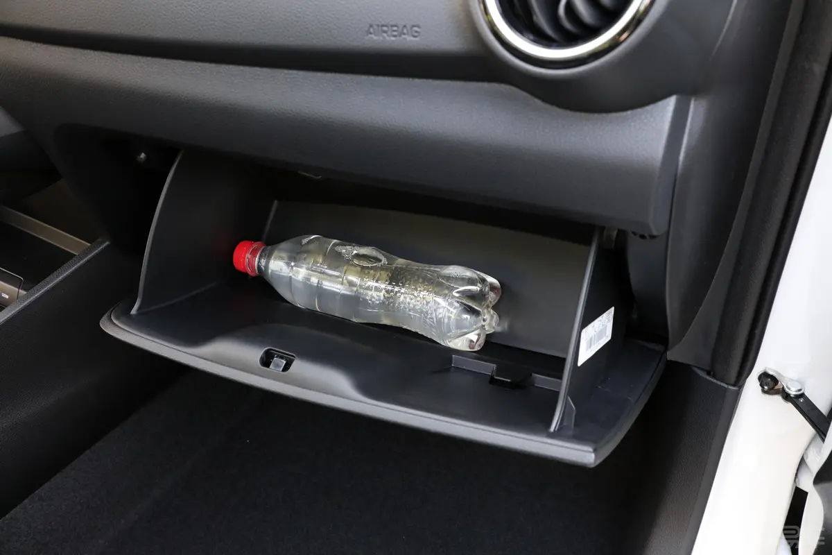 焕驰1.4L 自动 舒适天窗版手套箱空间水瓶横置