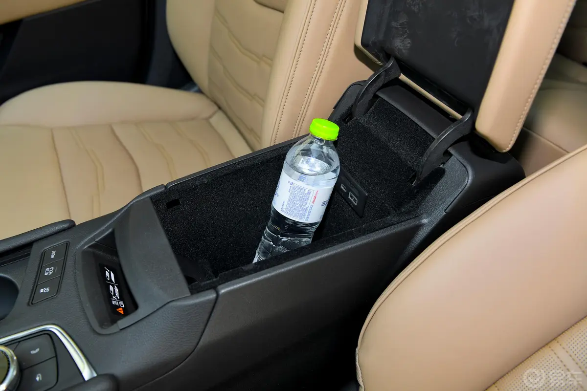 凯迪拉克XT5改款 28T 四驱 铂金运动版前排扶手箱储物格
