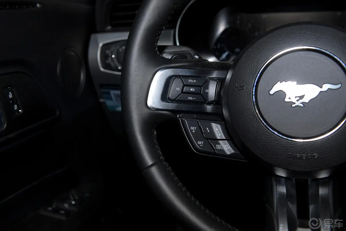 Mustang2.3L EcoBoost 驰影性能进阶版左侧方向盘功能按键