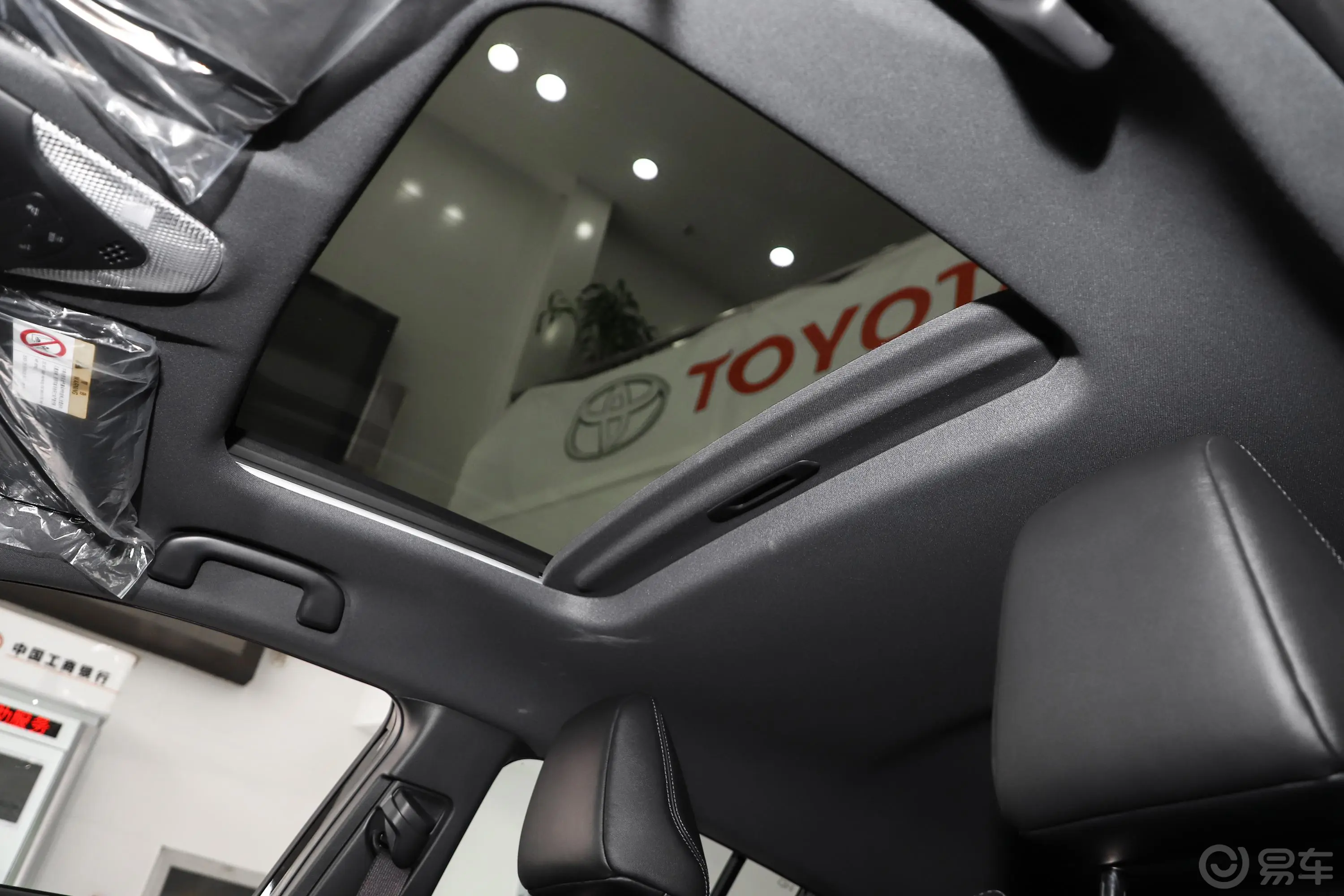 丰田C-HR EV尊贵天窗版天窗内拍关闭