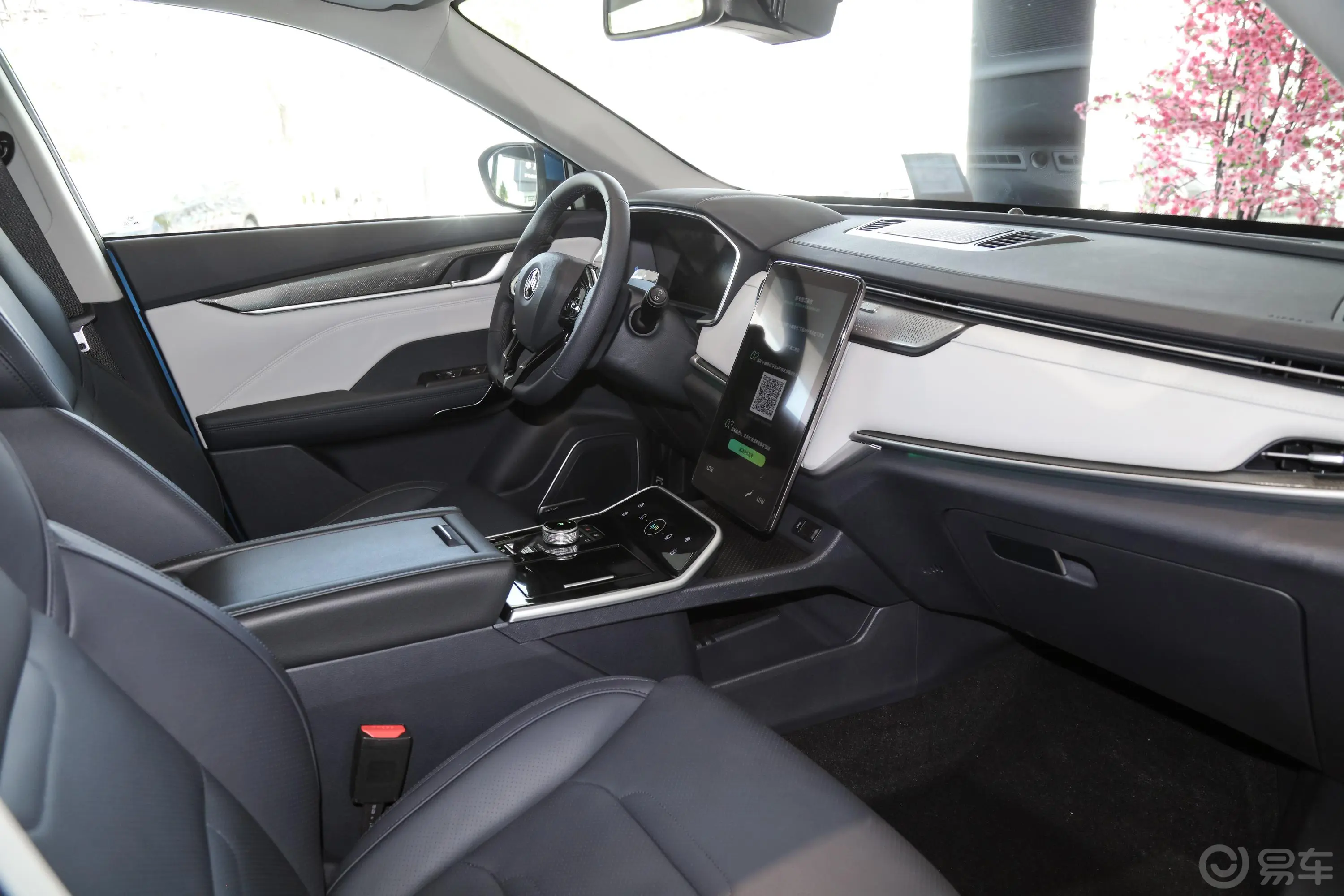 威马EX5EX5-Z Pro性能版内饰全景副驾驶员方向