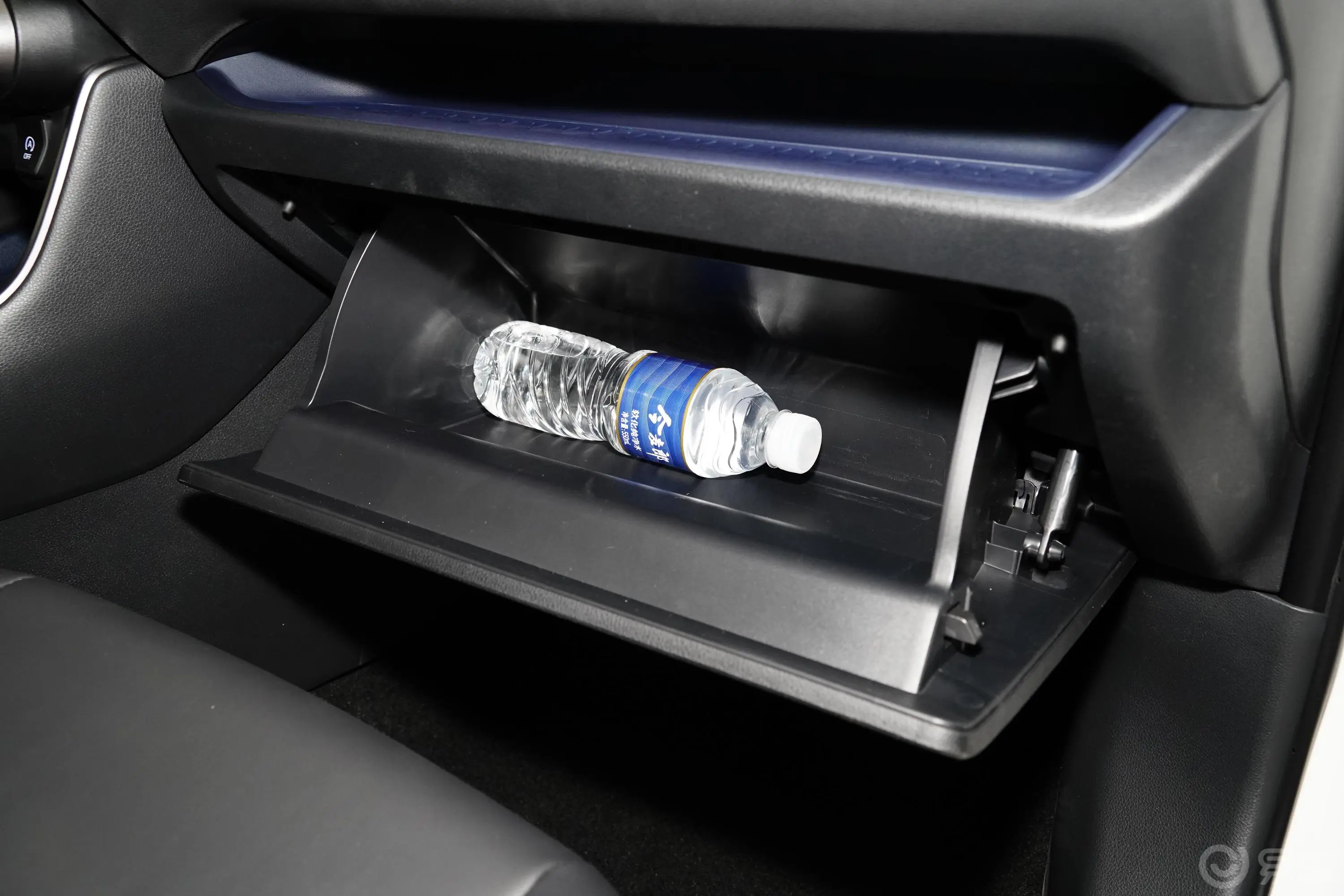 威兰达2.0L CVT 四驱 科技版手套箱空间水瓶横置