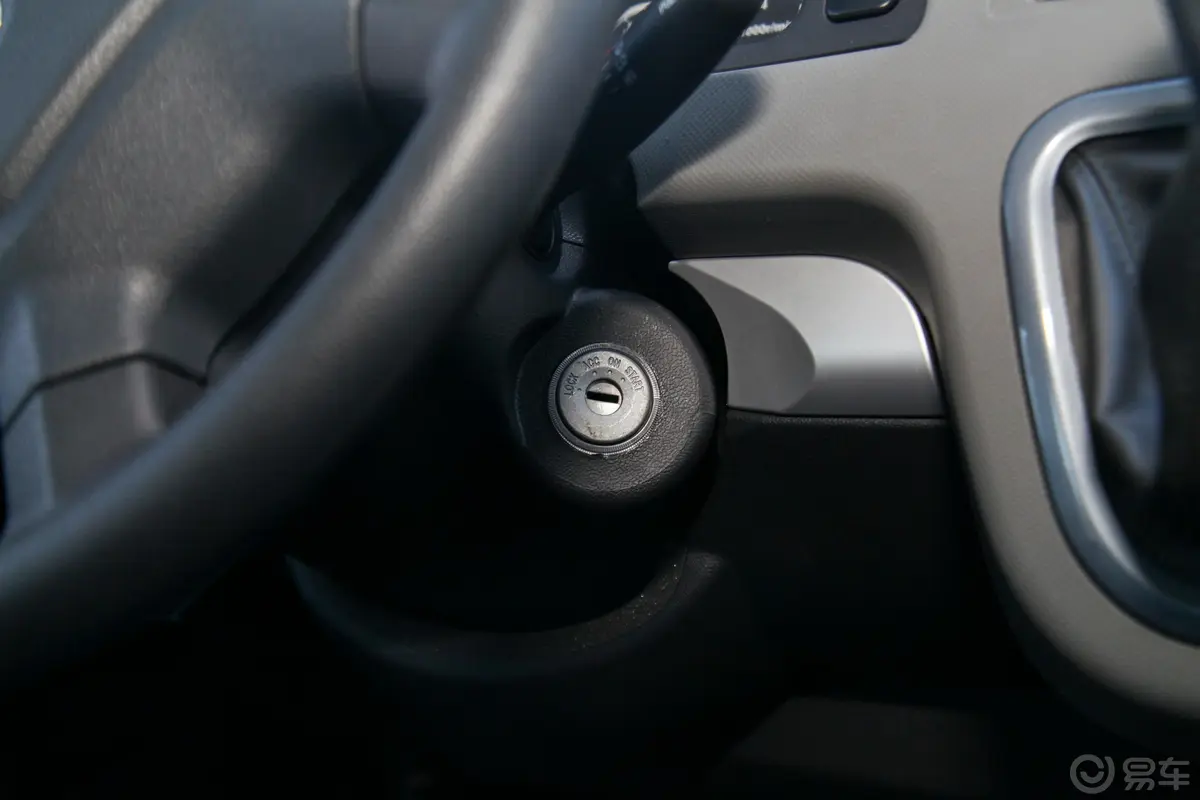 风景G9厢货 2.4L 手动 长轴高顶 商运版 2座 汽油 国VI钥匙孔或一键启动按键