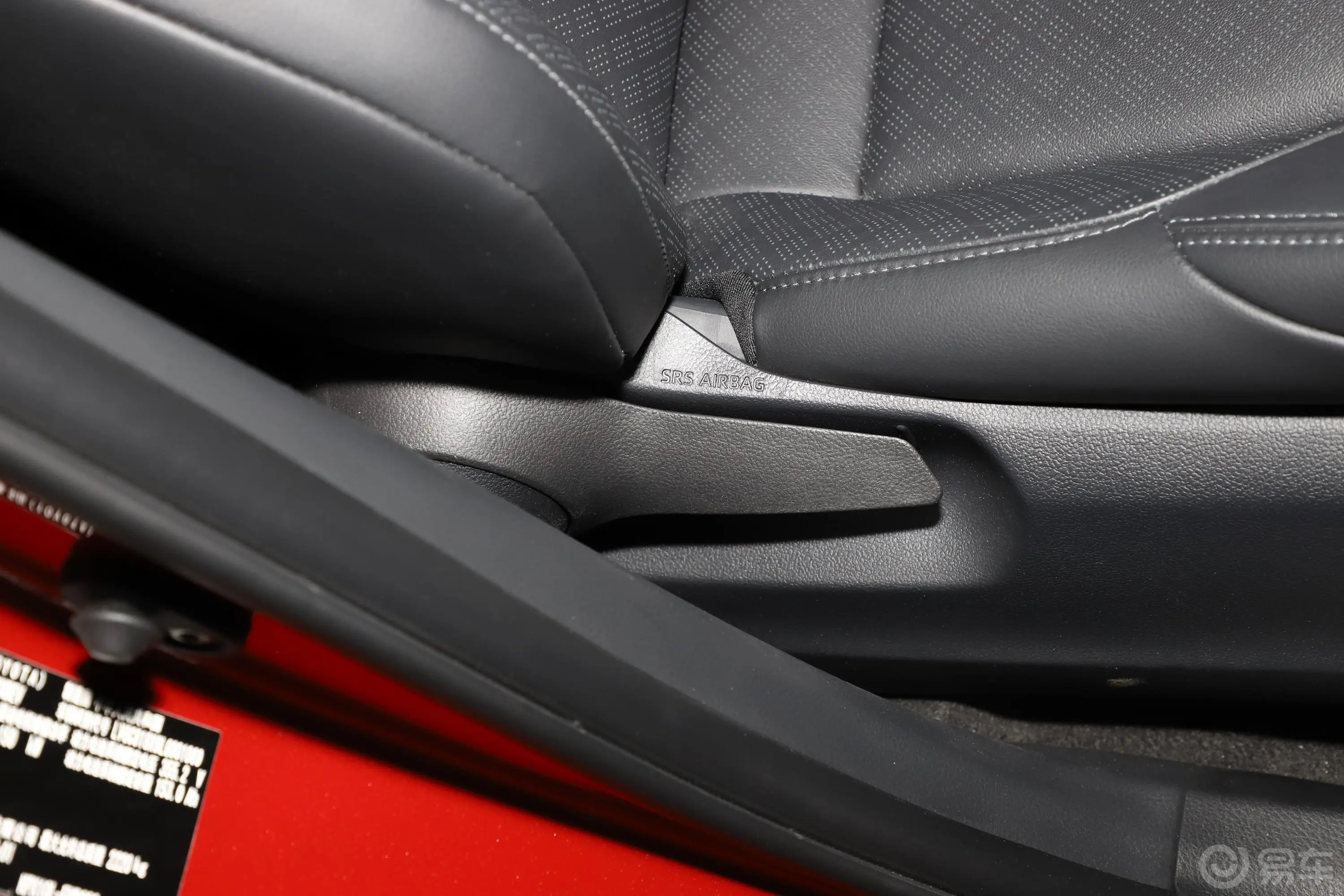 丰田C-HR EV尊贵天窗版副驾座椅调节