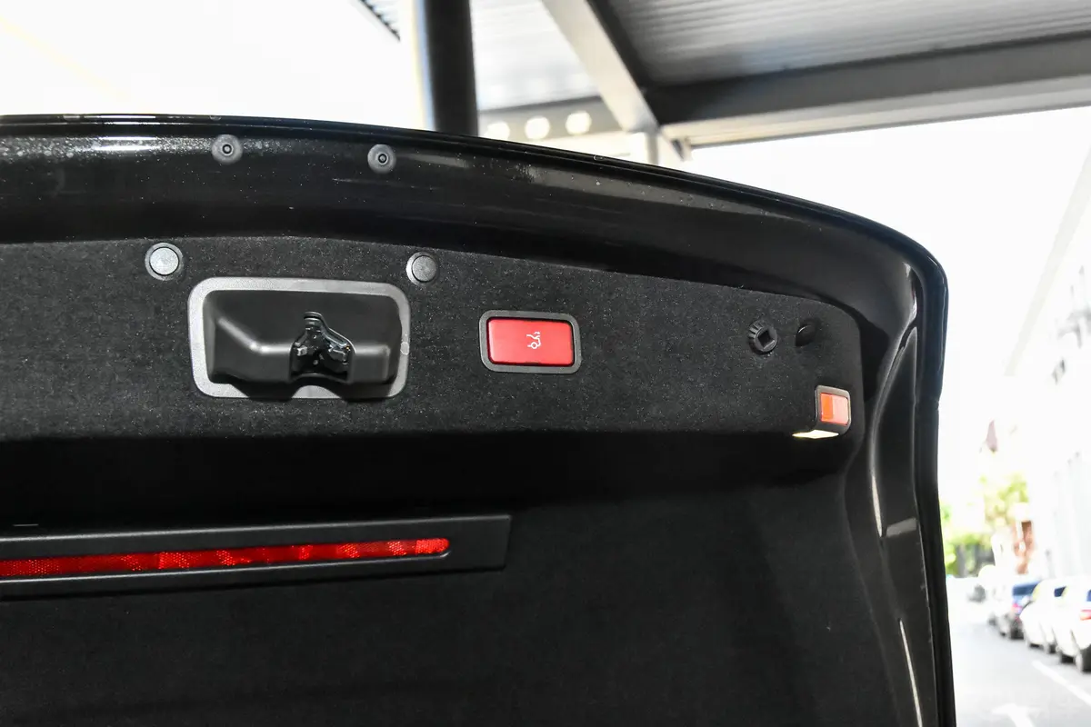 奔驰S级S 350 L 商务型 臻藏版后备厢开启45度侧拍