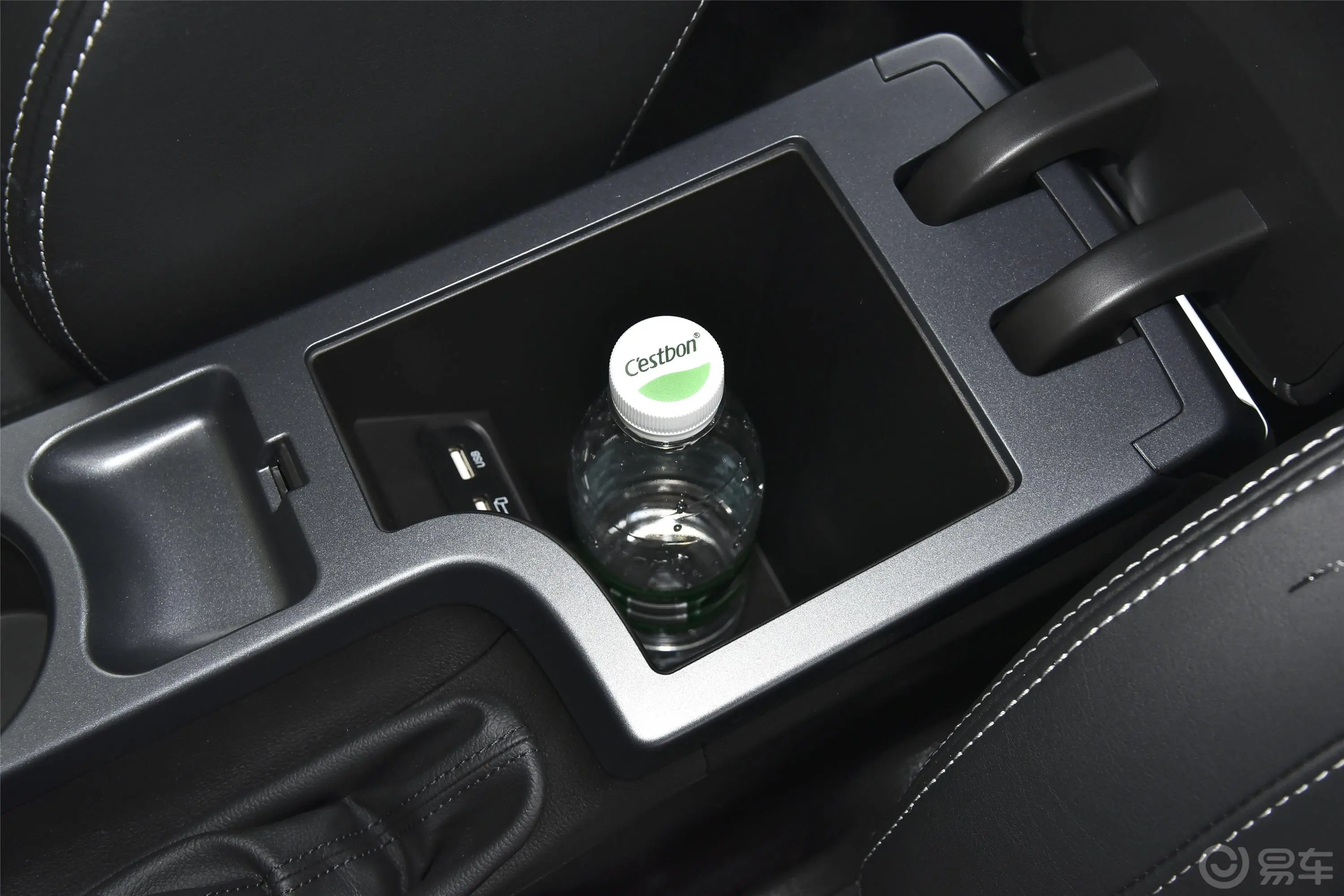 帝豪1.5L 手动 舒适型前排扶手箱储物格