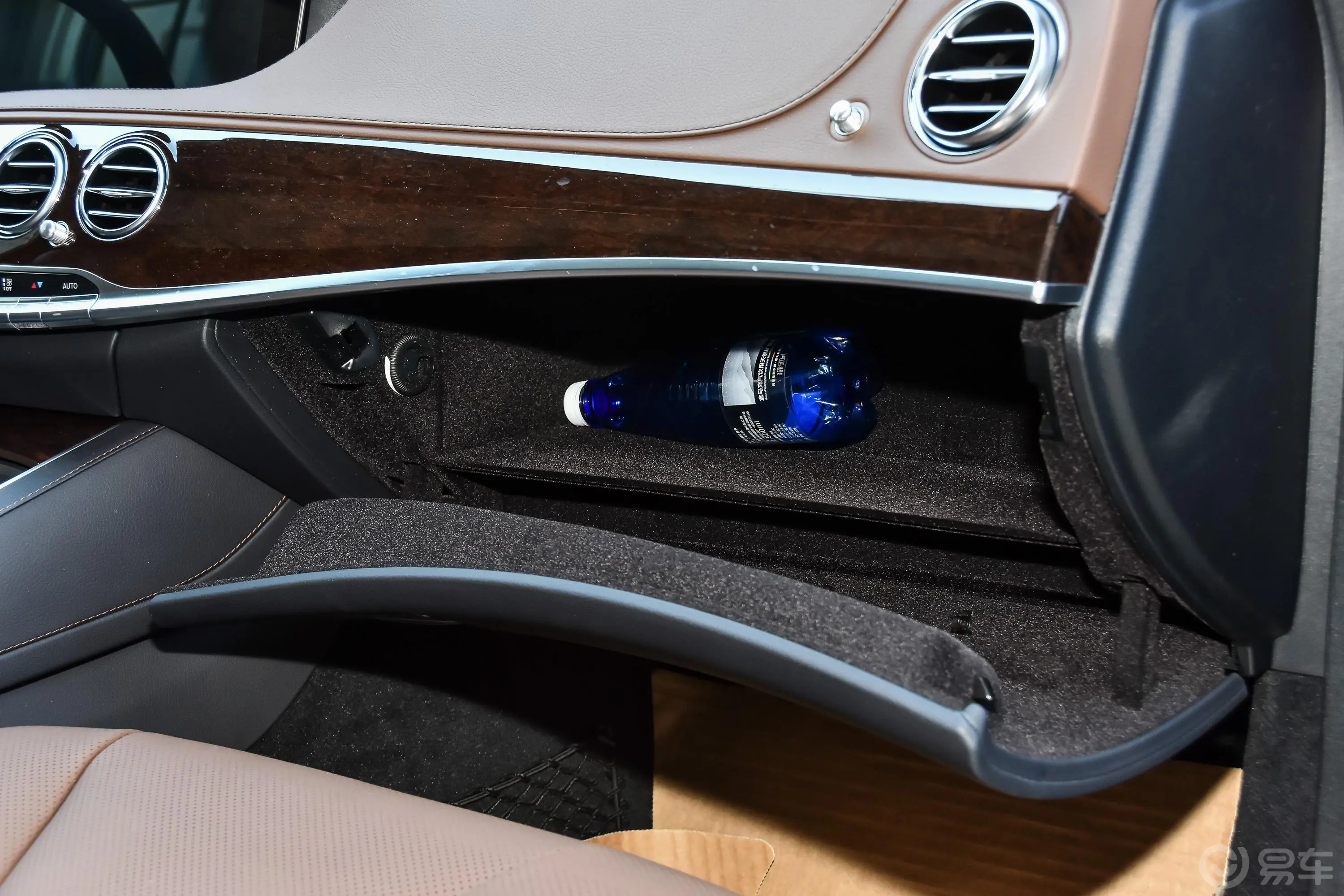 奔驰S级S 350 L 商务型 臻藏版手套箱空间水瓶横置