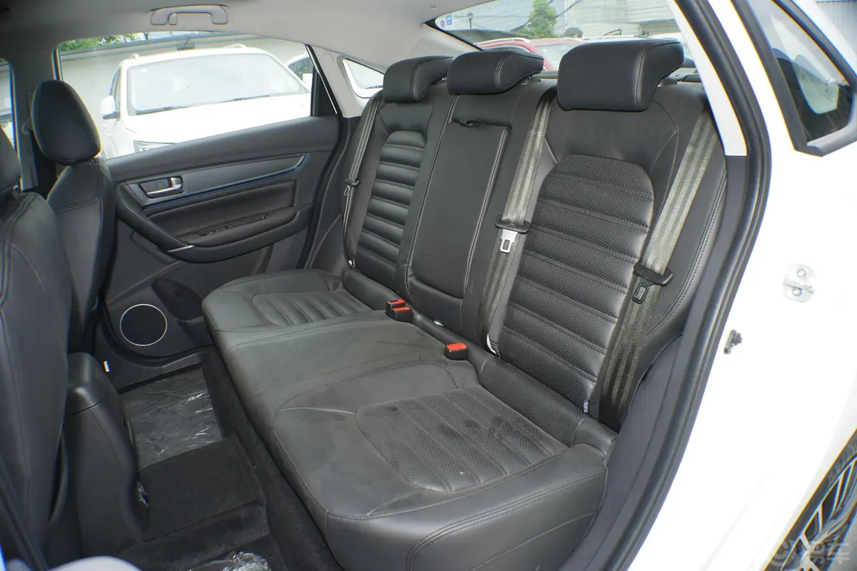 风行S50 EV豪华型后排座椅