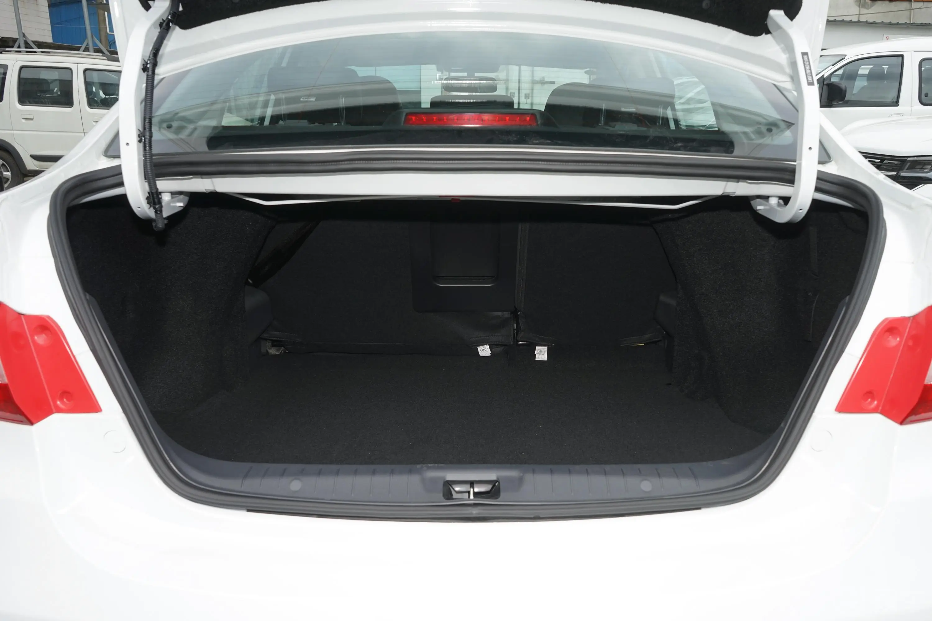 风行S50 EV豪华型后备厢空间特写