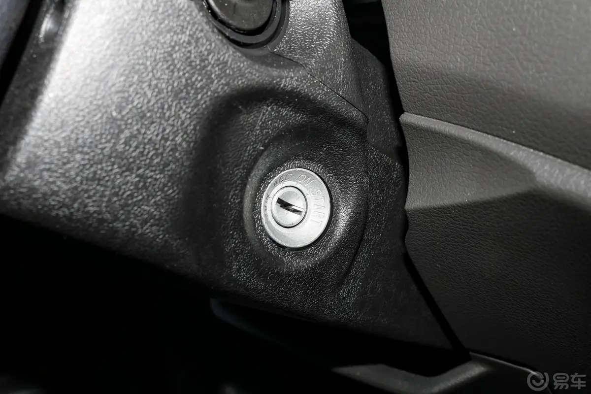 跨越王X1载货汽车N1 1.2L 双排双后轮 标准版（5.45米） SC1021XAS68 汽油 国VI钥匙孔或一键启动按键