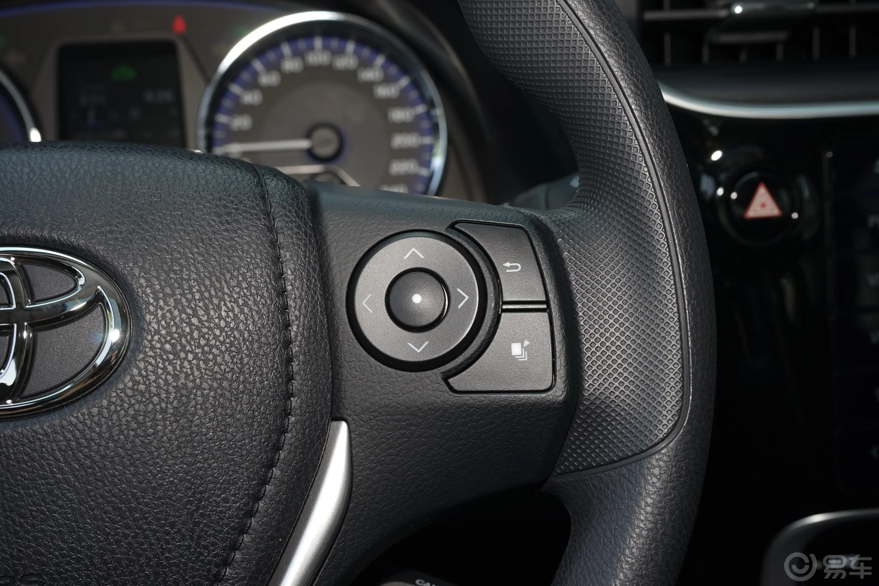 卡罗拉 双擎E+1.8L E-CVT 舒适版右侧方向盘功能按键