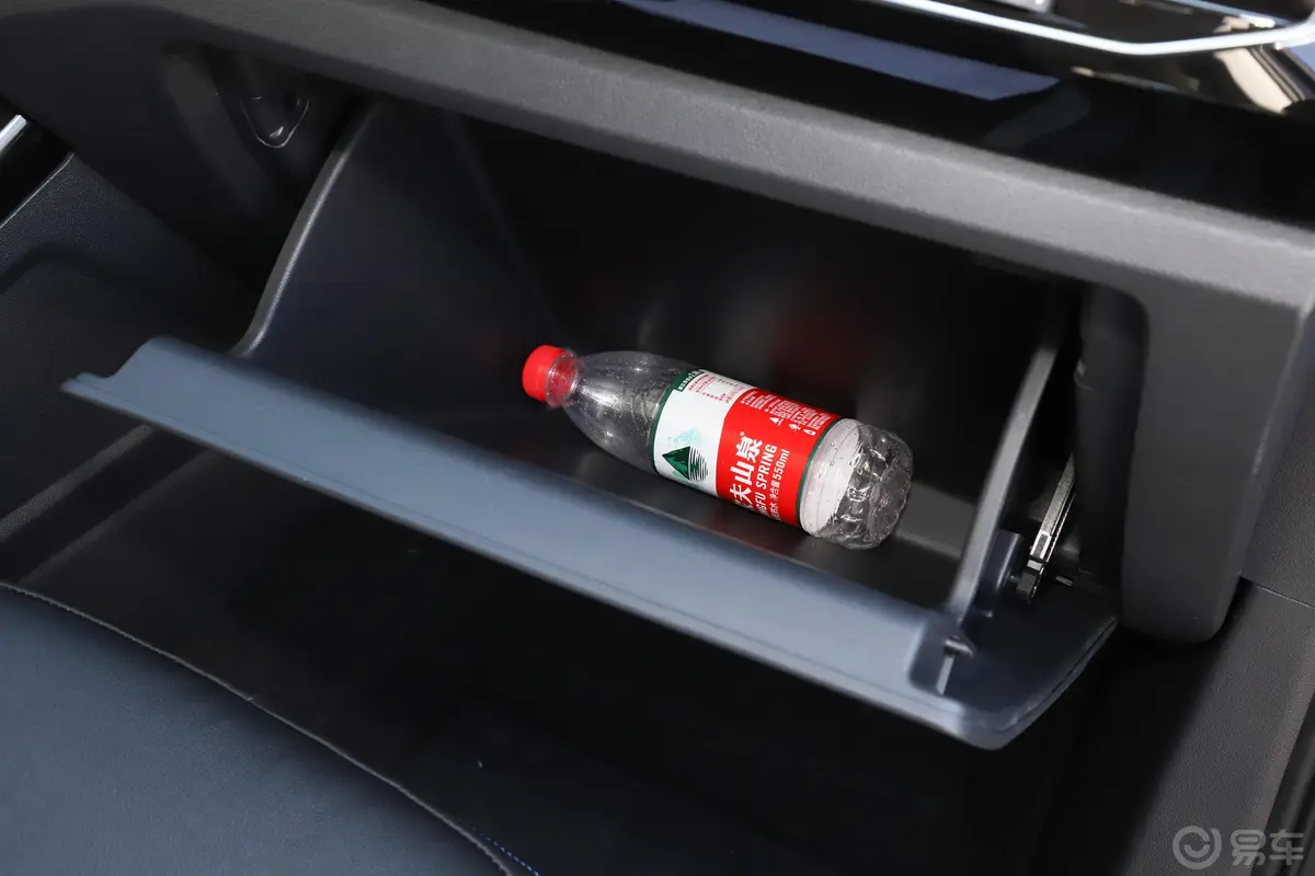 探岳GTE 插电混动1.4T 双离合 豪华型手套箱空间水瓶横置