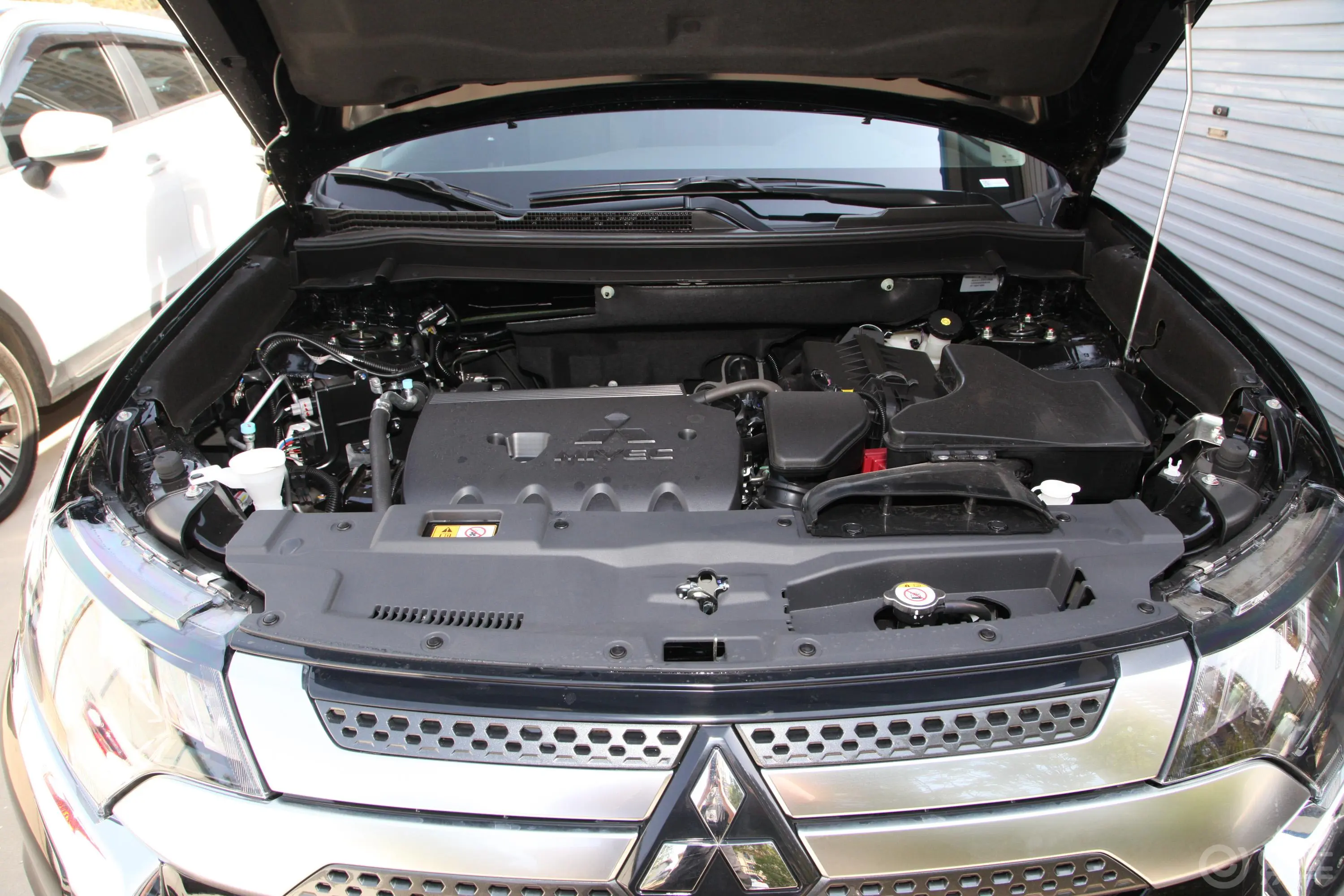 欧蓝德2.4L CVT 四驱 致享版 5座发动机舱整体