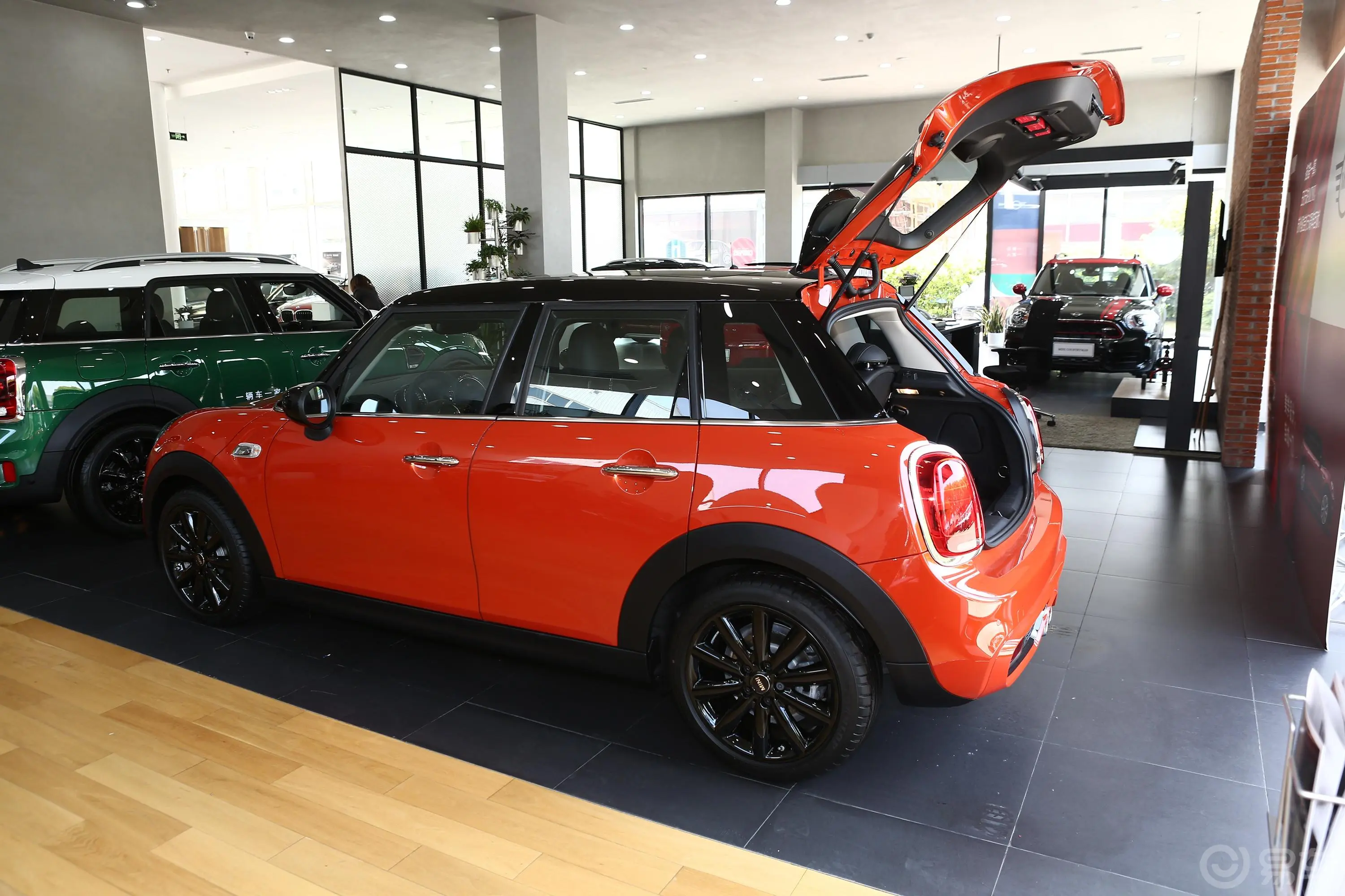 MINI2.0T COOPER S 经典派 五门版后备厢开启45度侧拍