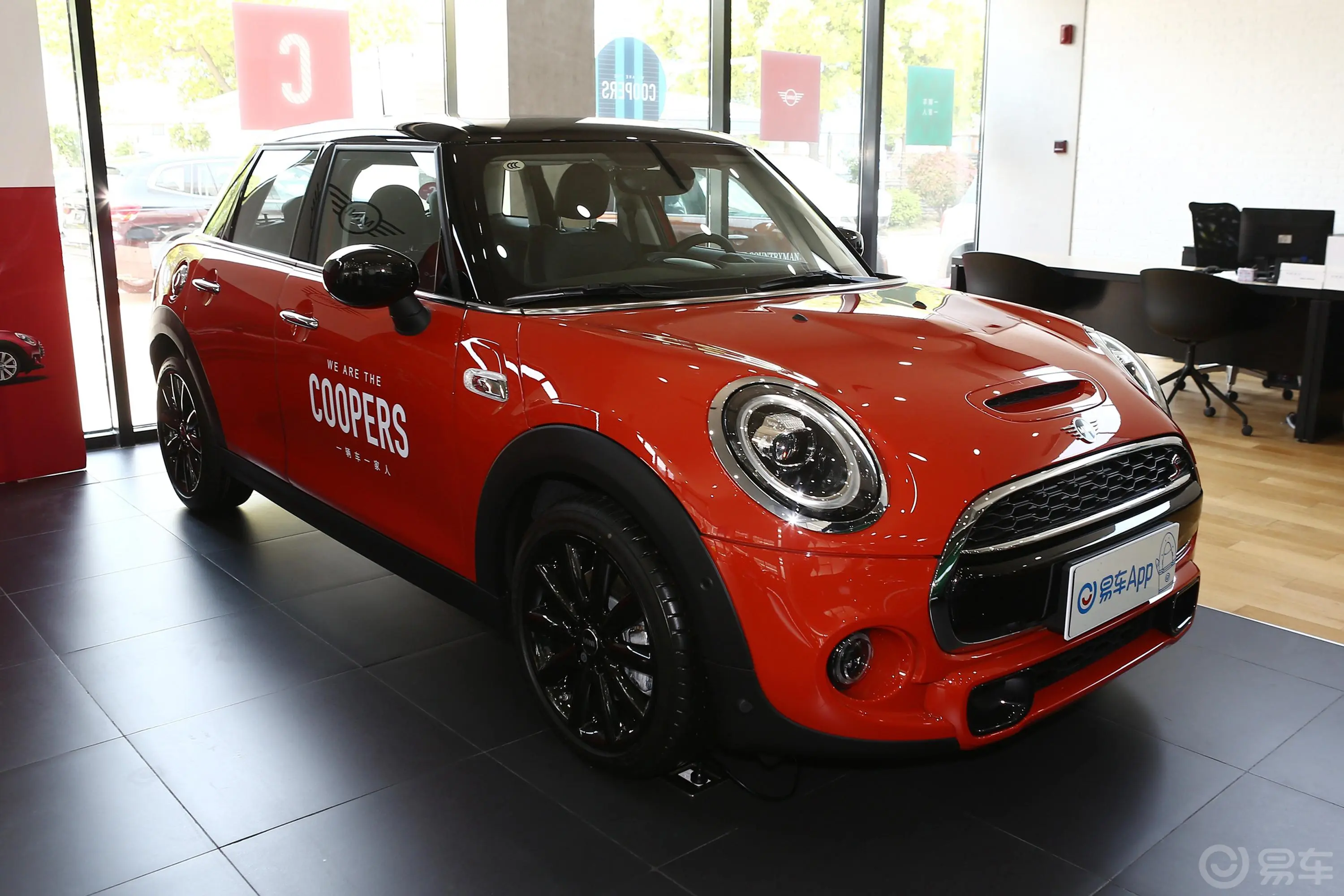 MINI2.0T COOPER S 经典派 五门版侧前45度车头向右水平