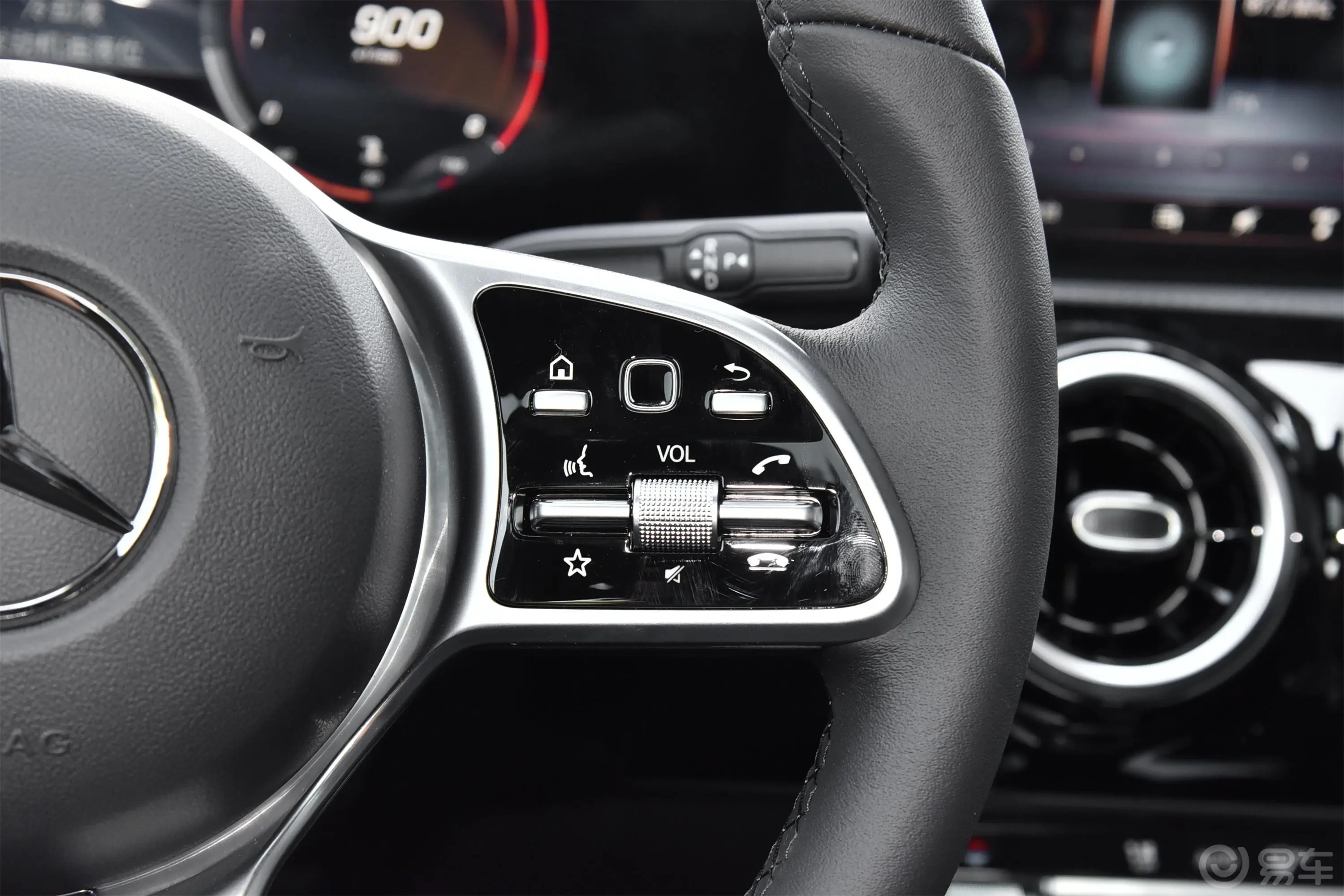 奔驰A级改款 A 200 L 运动轿车动感型右侧方向盘功能按键