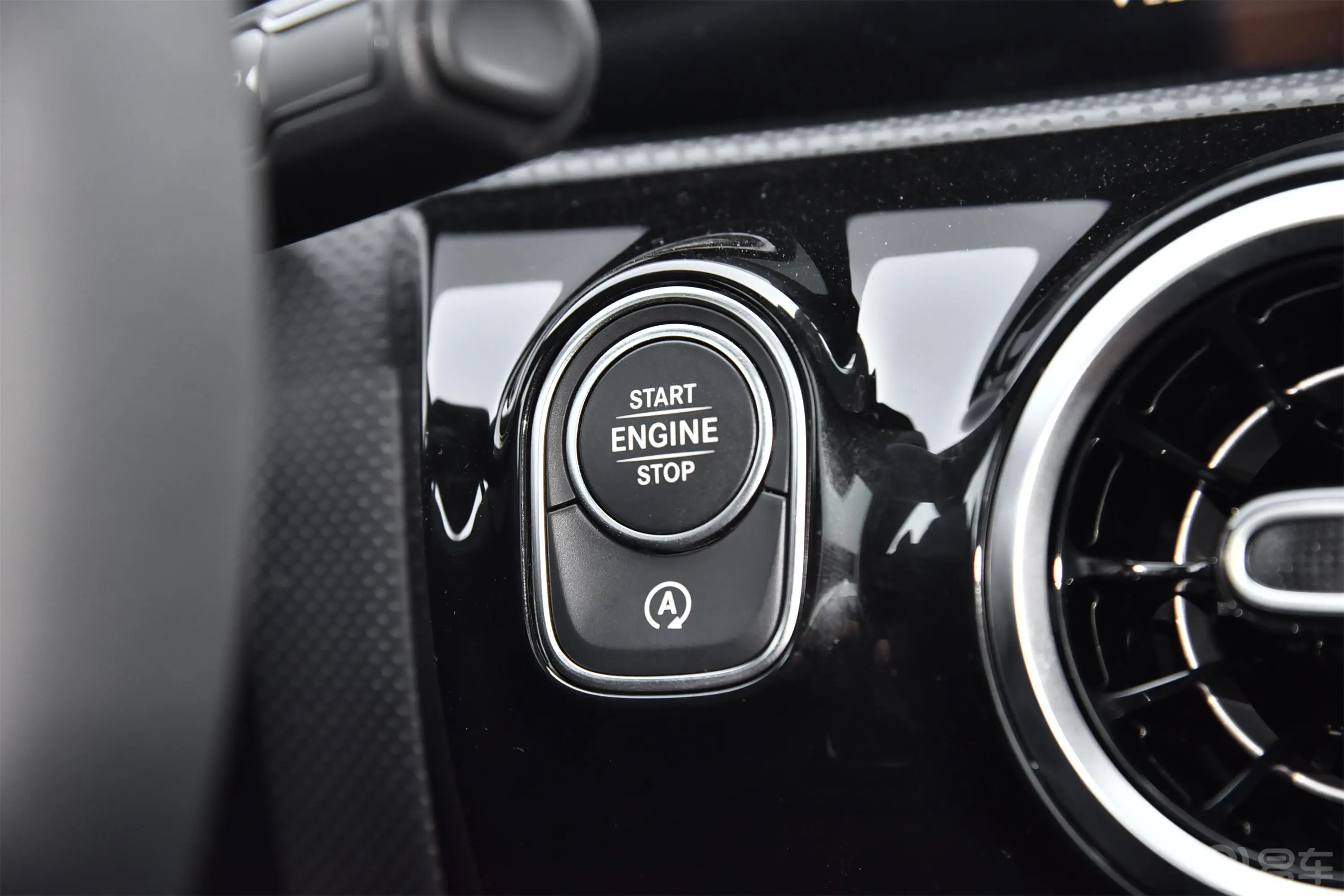 奔驰A级改款 A 200 L 运动轿车动感型钥匙孔或一键启动按键