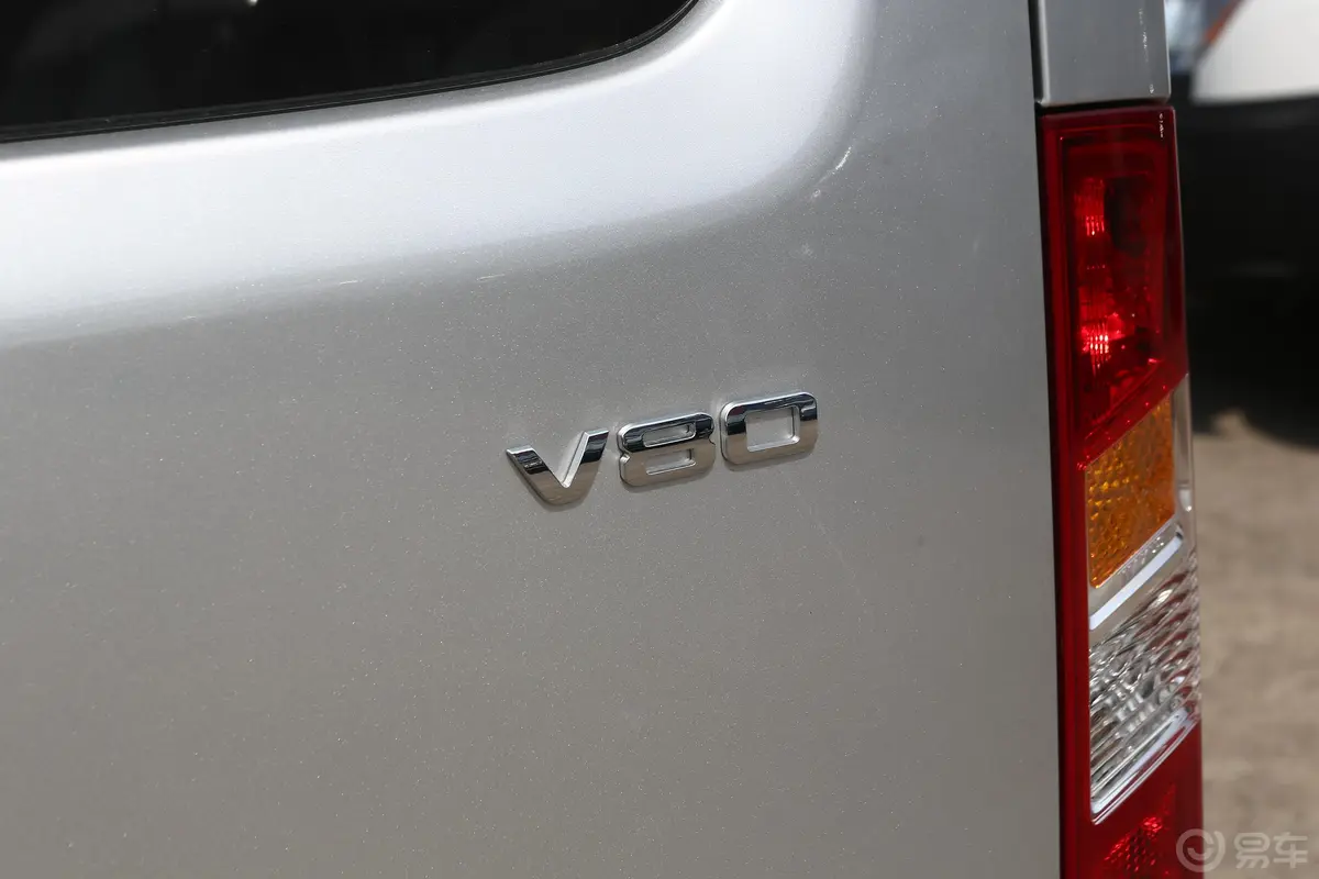 新途V80经典款 傲运通 2.5T AMT 短轴中顶 5/6座 国V外观