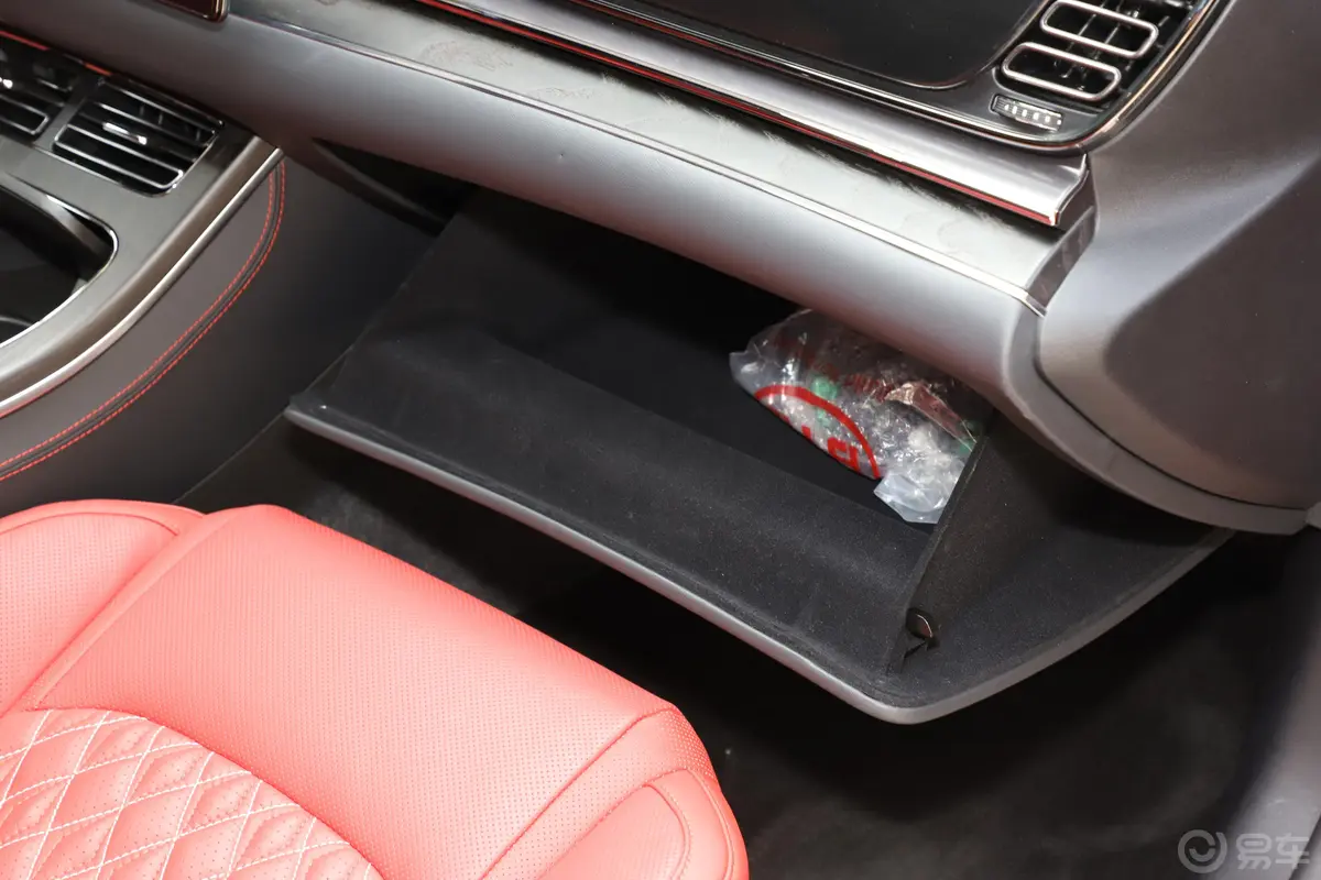 汉EV 四驱 高性能版 旗舰型手套箱空间水瓶横置