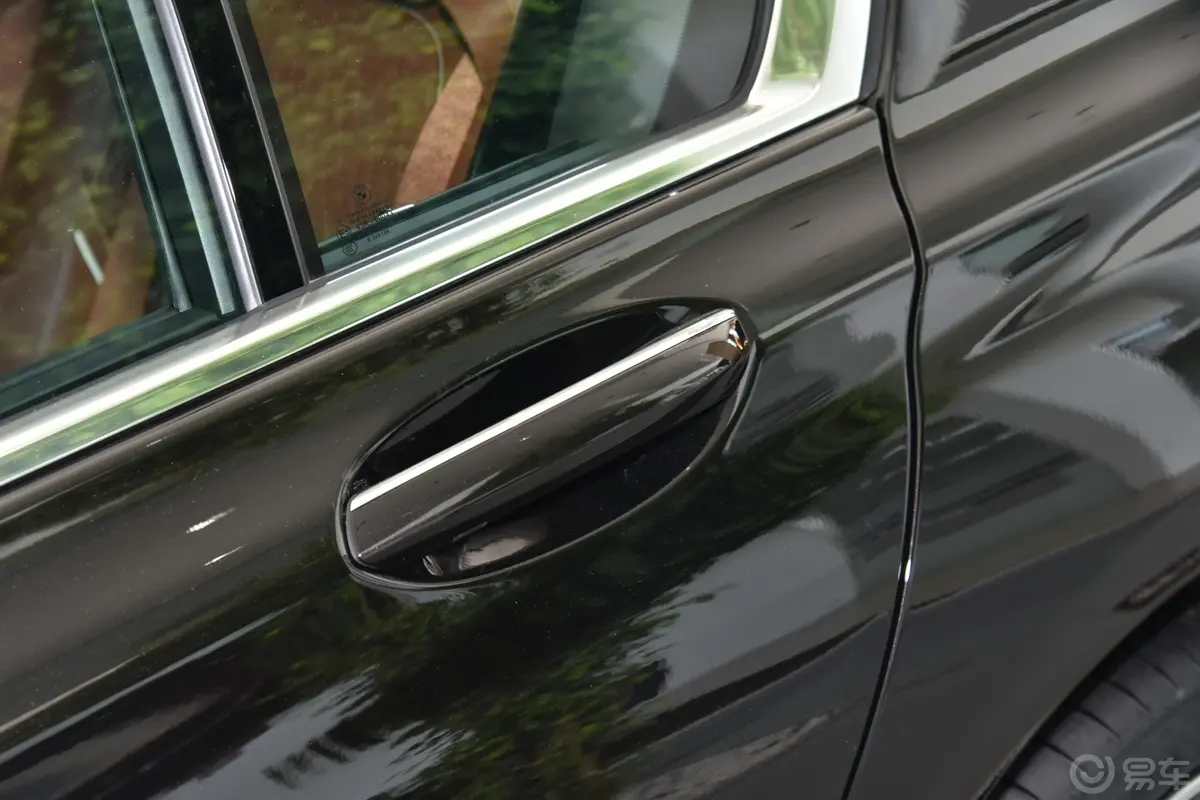 宝马7系改款 750Li xDrive V8 豪华套装驾驶员侧后门把手