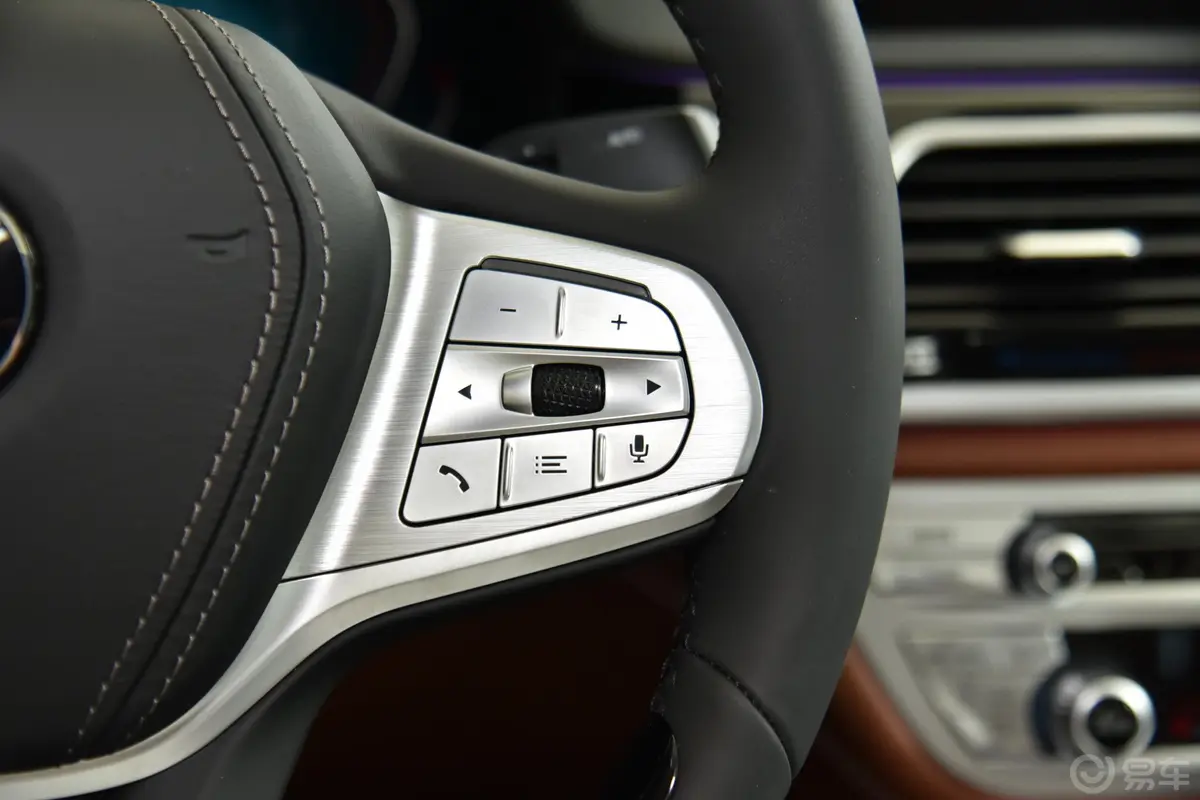 宝马7系改款 750Li xDrive V8 豪华套装右侧方向盘功能按键