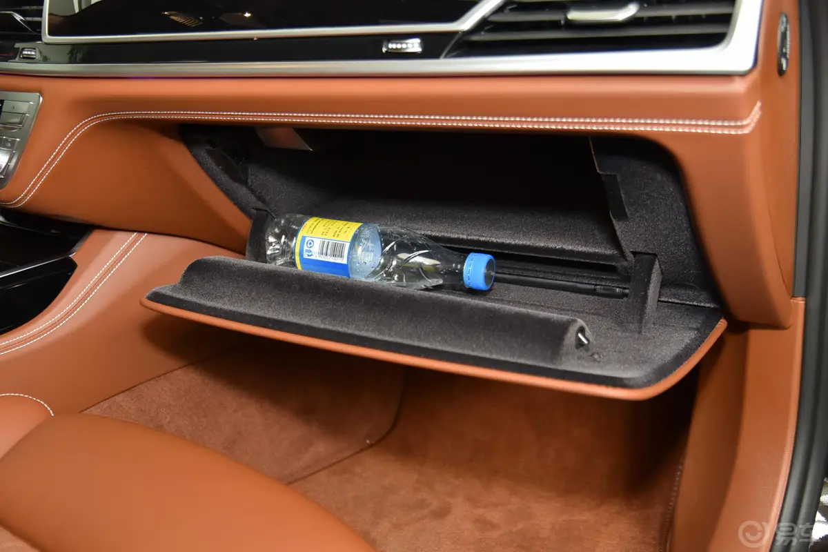 宝马7系改款 750Li xDrive V8 豪华套装手套箱空间水瓶横置