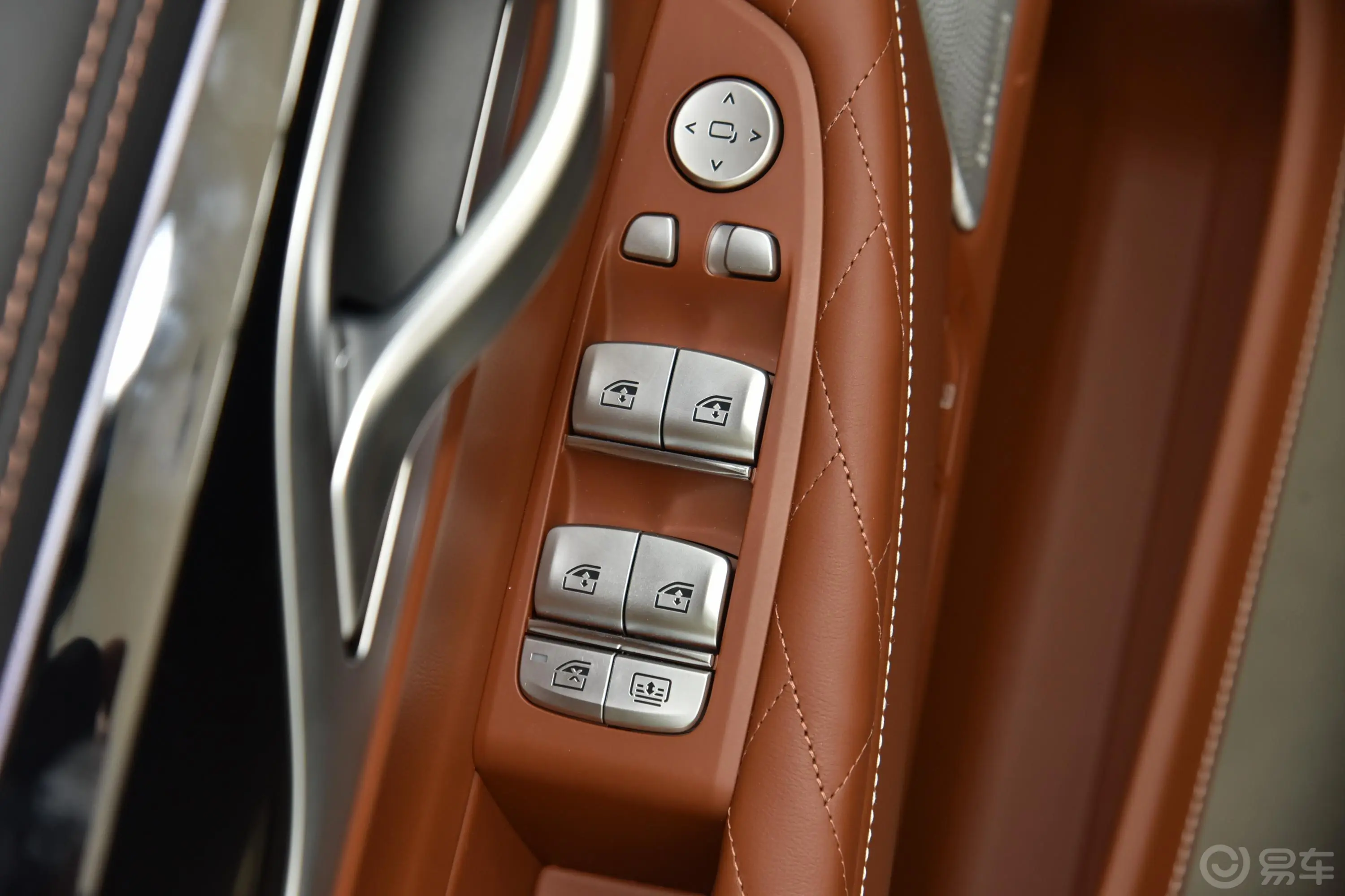 宝马7系改款 750Li xDrive V8 豪华套装车窗调节整体