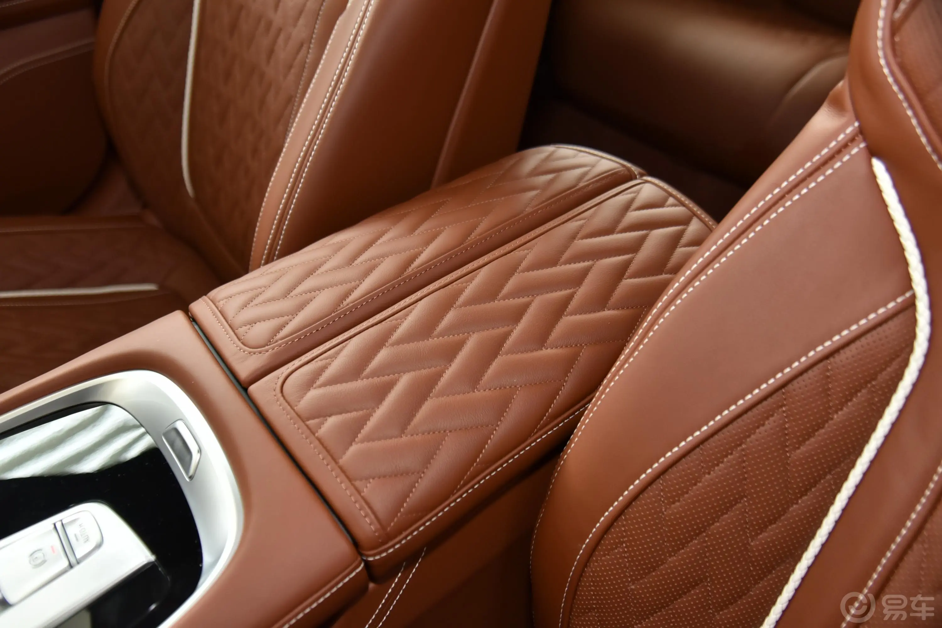 宝马7系改款 750Li xDrive V8 豪华套装前排中央扶手