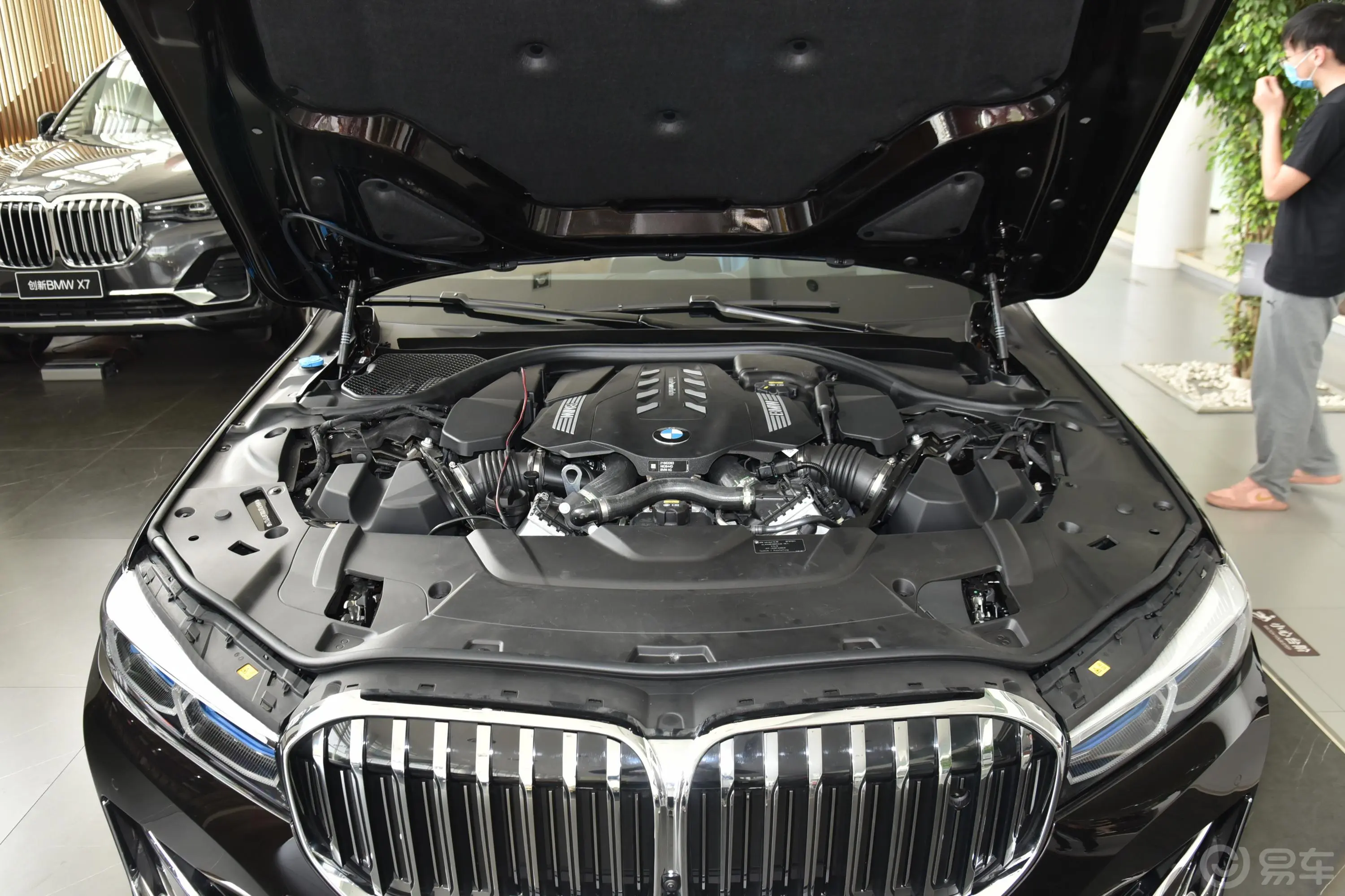 宝马7系改款 750Li xDrive V8 豪华套装发动机舱整体