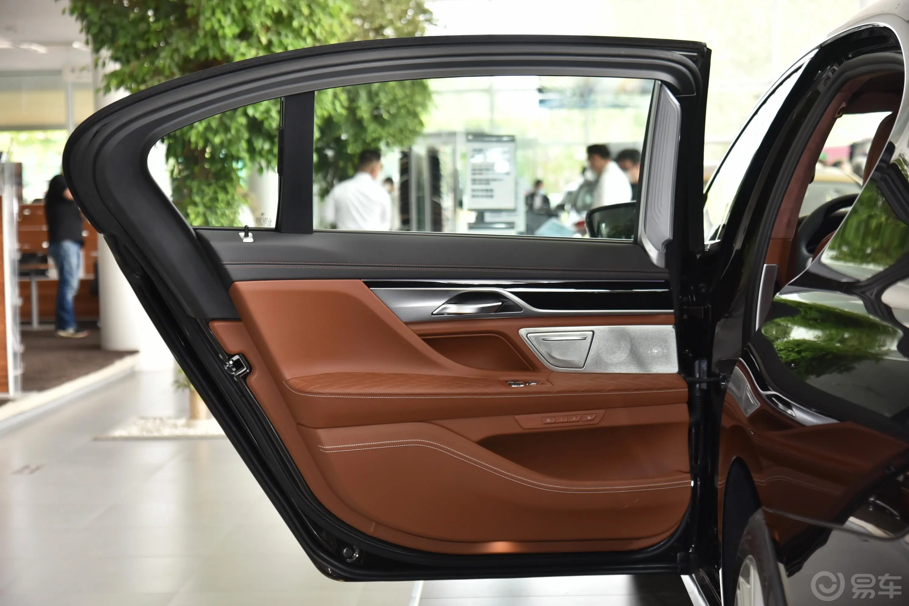 宝马7系改款 750Li xDrive V8 豪华套装驾驶员侧后车门