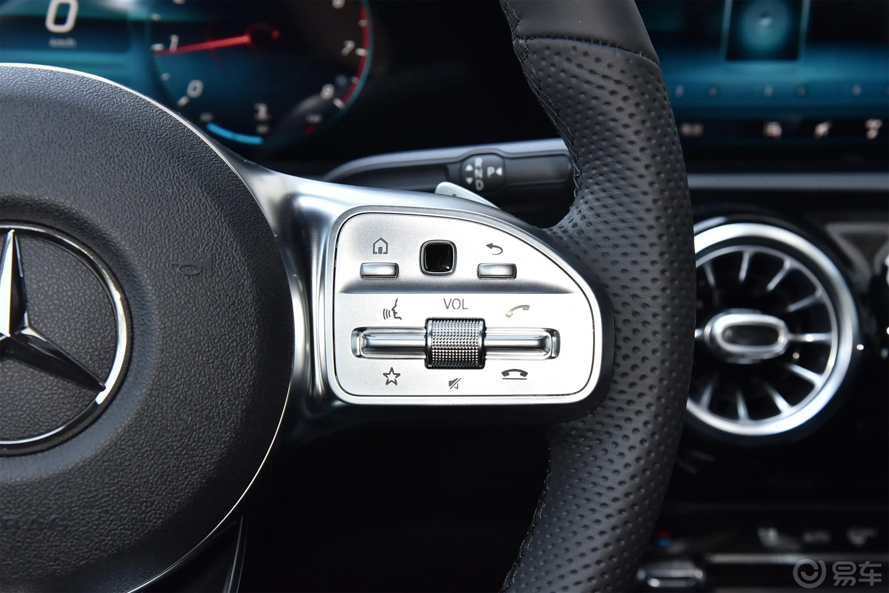 奔驰A级改款 A 200 L 运动轿车时尚型右侧方向盘功能按键