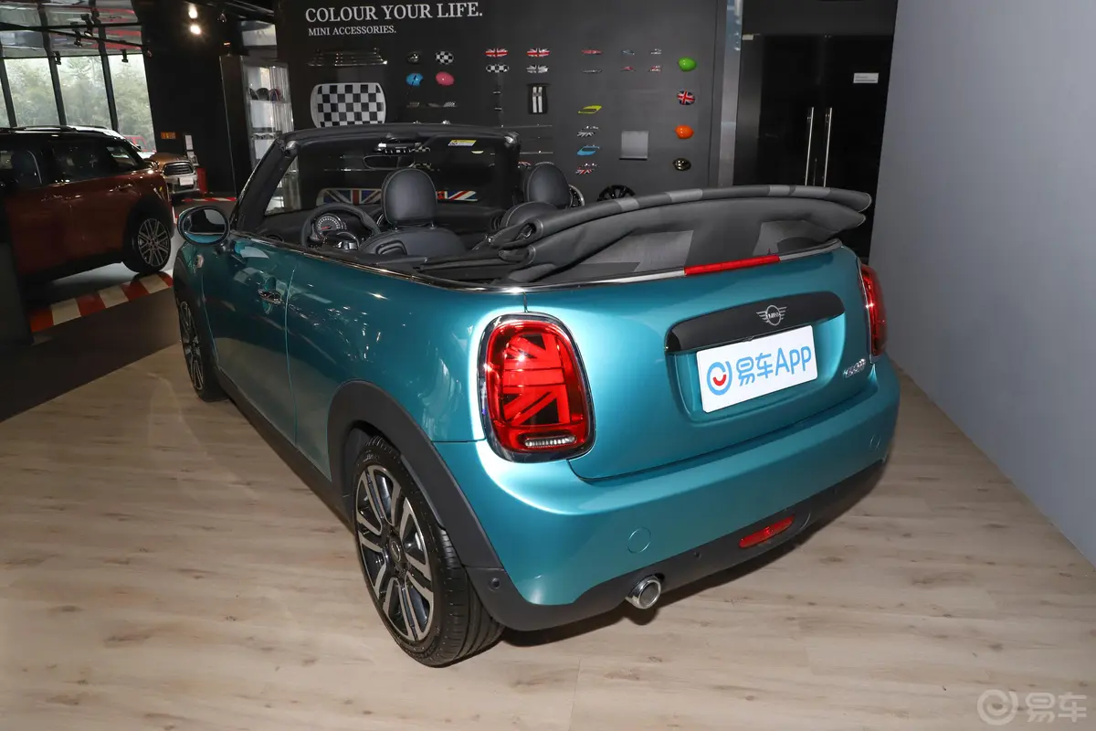 MINI CABRIO1.5T COOPER CABRIO 艺术家侧后45度车头向左水平