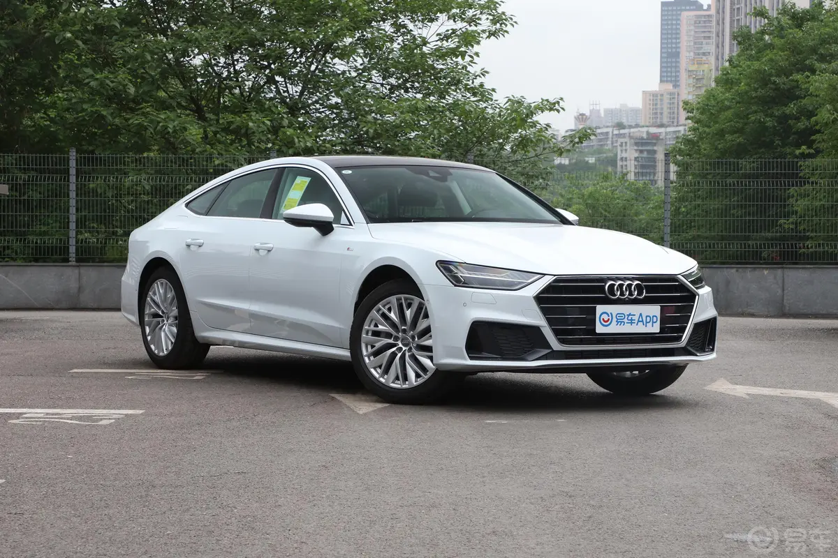 奥迪A745 TFSI 臻选型发动机舱盖内侧