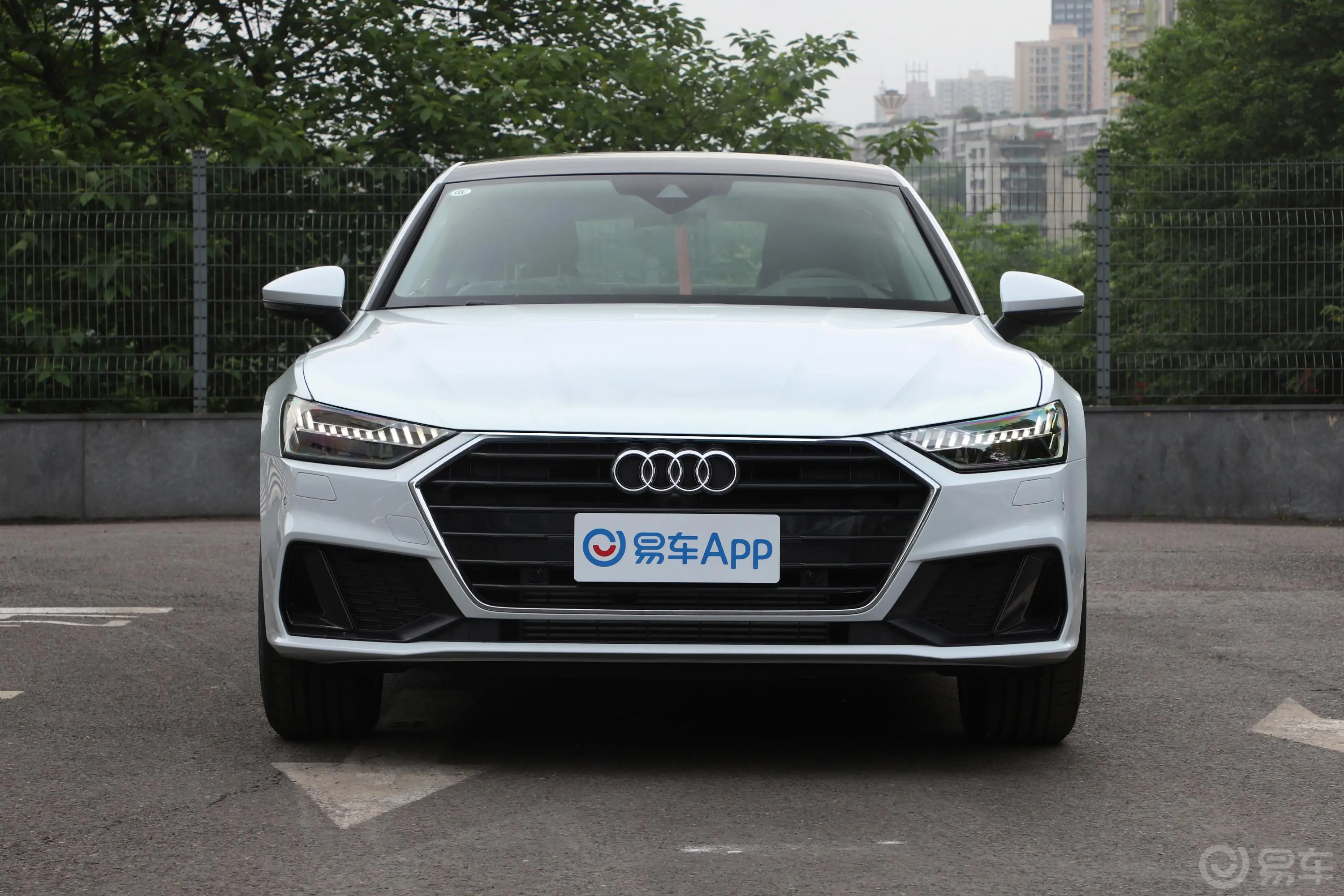 奥迪A745 TFSI 臻选型正前水平