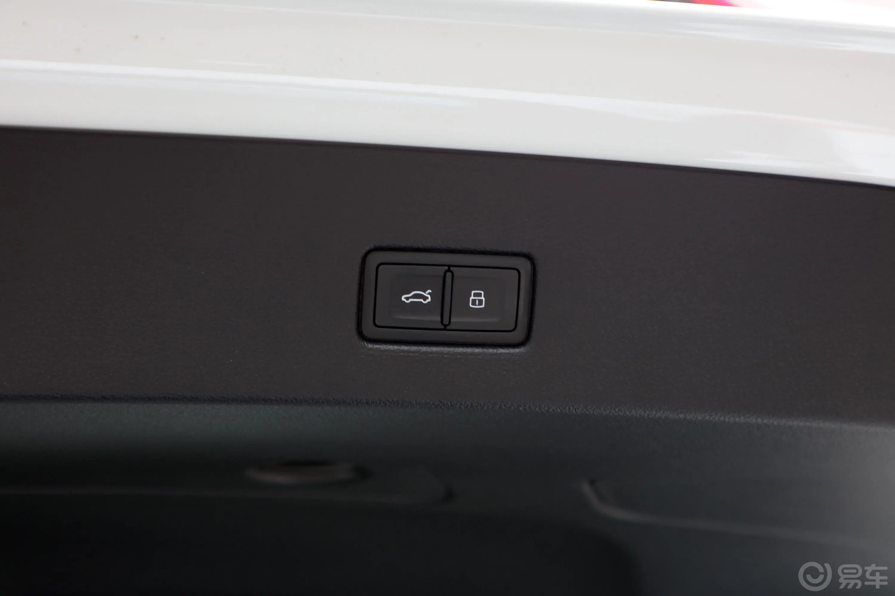 奥迪A745 TFSI 臻选型电动尾门按键（手动扶手）