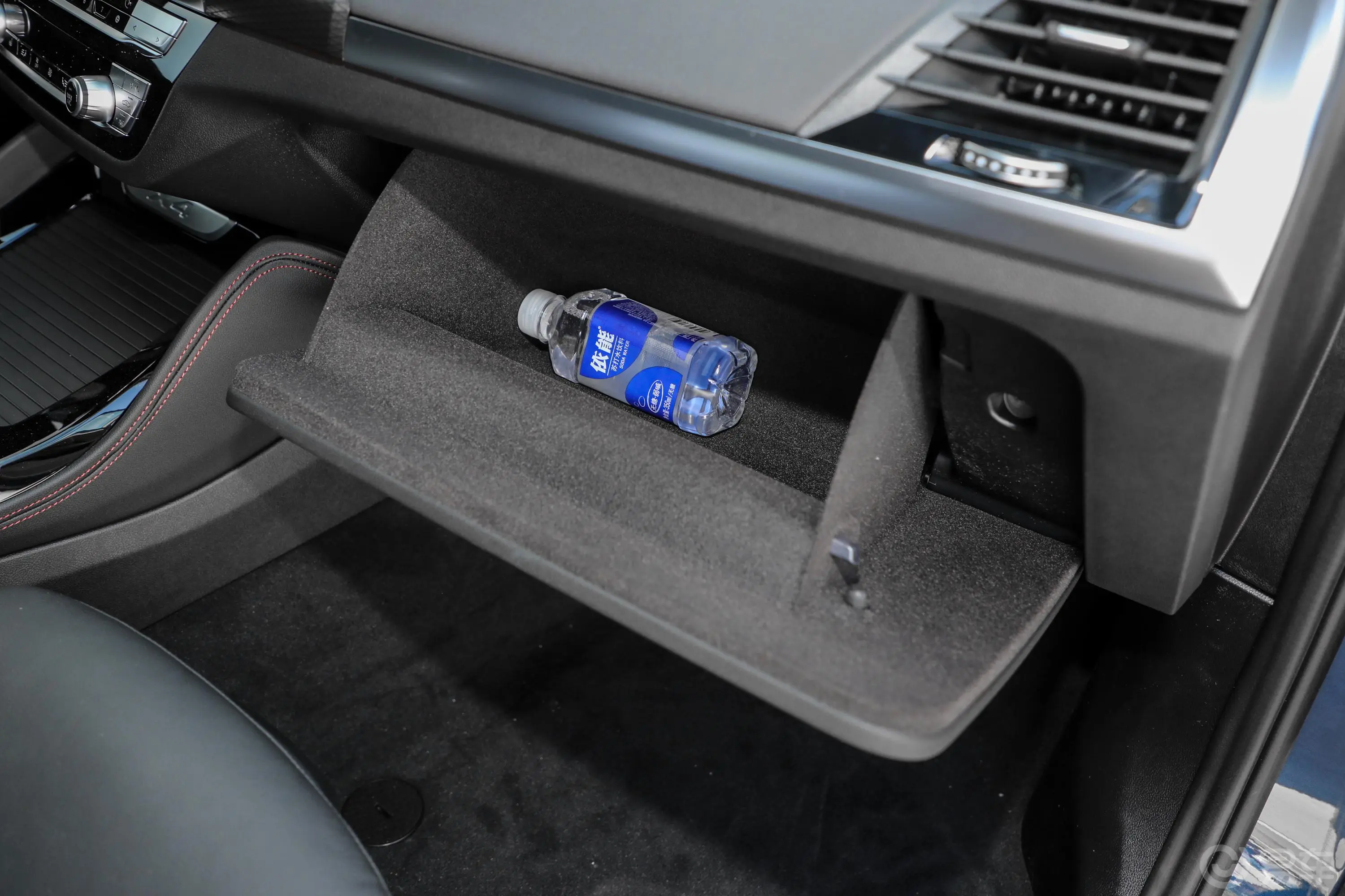宝马X4xDrive30i M越野套装手套箱空间水瓶横置