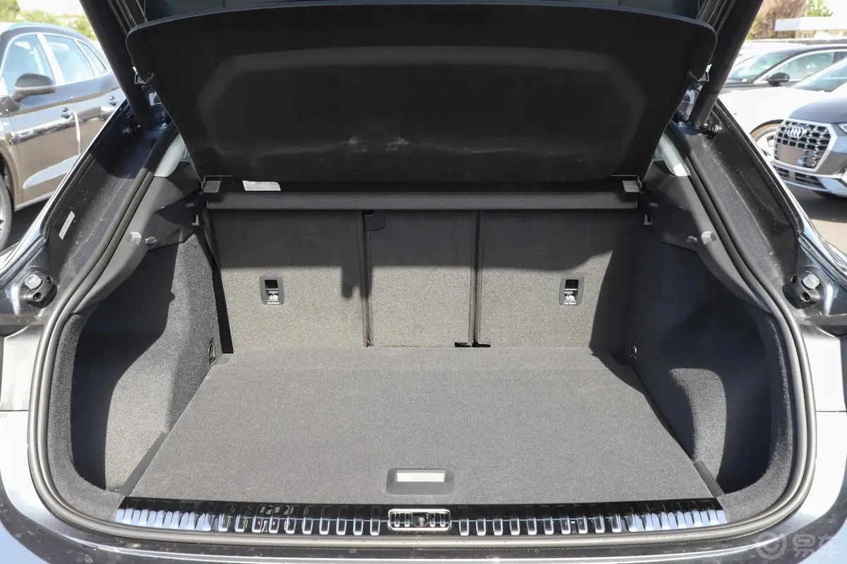 奥迪Q3 Sportback40 TFSI 时尚型后备厢空间特写