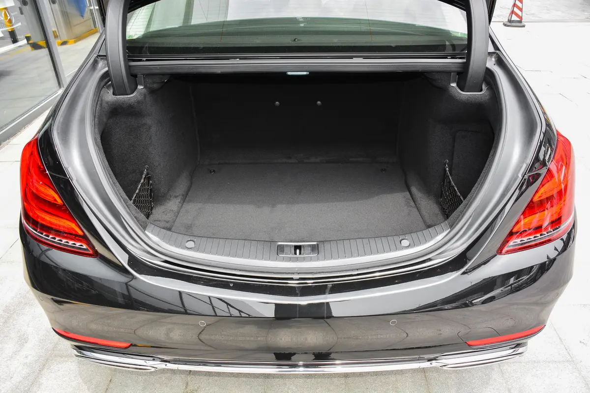 奔驰S级S 350 L 尊享型 臻藏版后备厢空间特写
